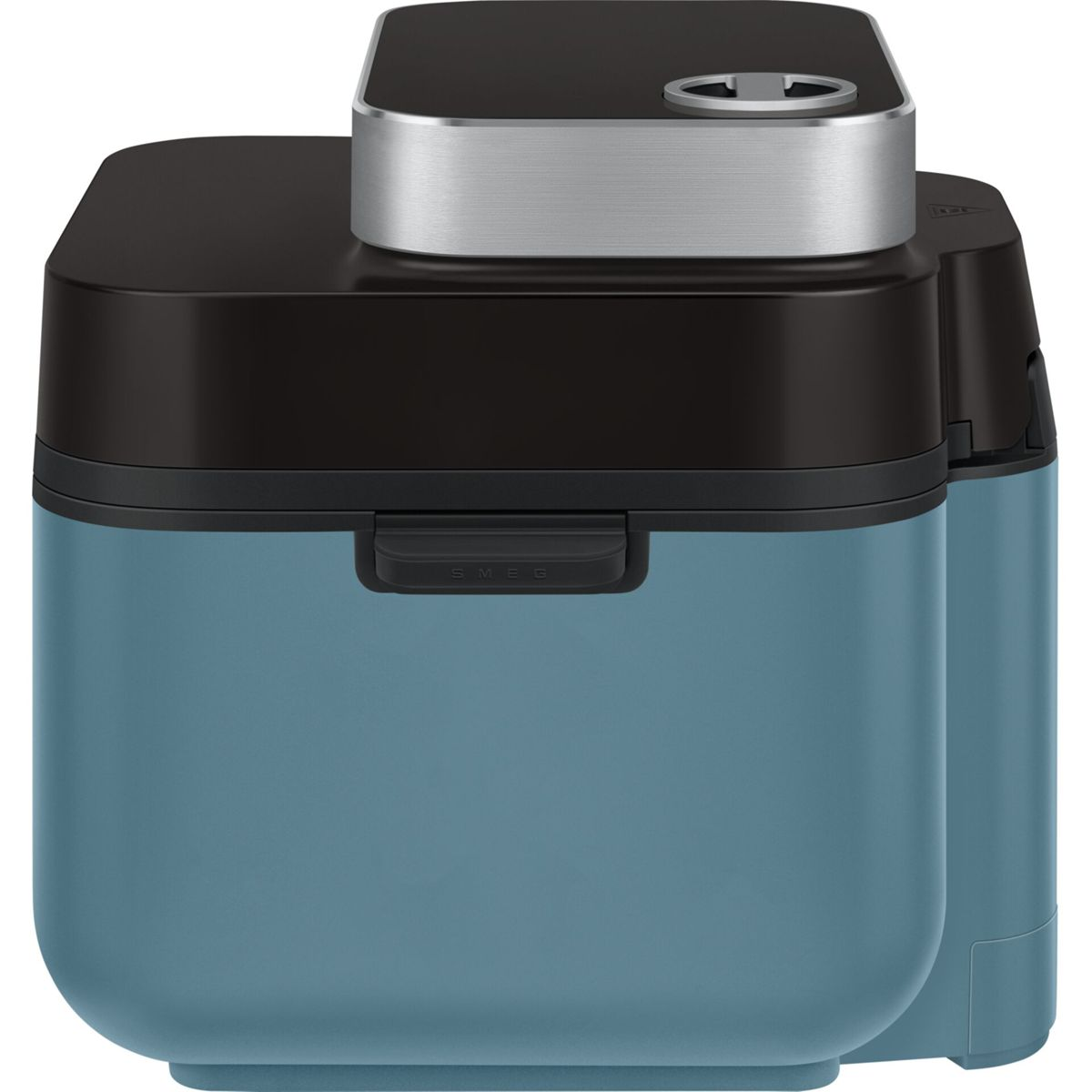 Ein blauer und schwarzer Smeg-Kaffeezubereiter mit silbernen Akzenten vor weißem Hintergrund.