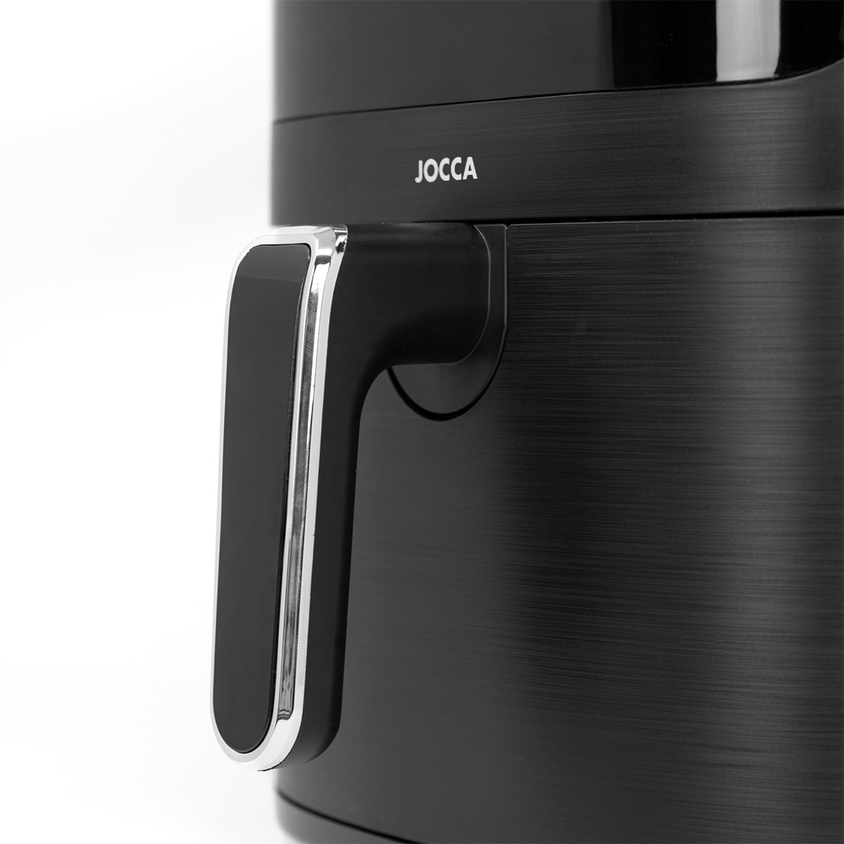 Primo piano di una friggitrice ad aria Jocca nera con manico argentato su sfondo bianco.
