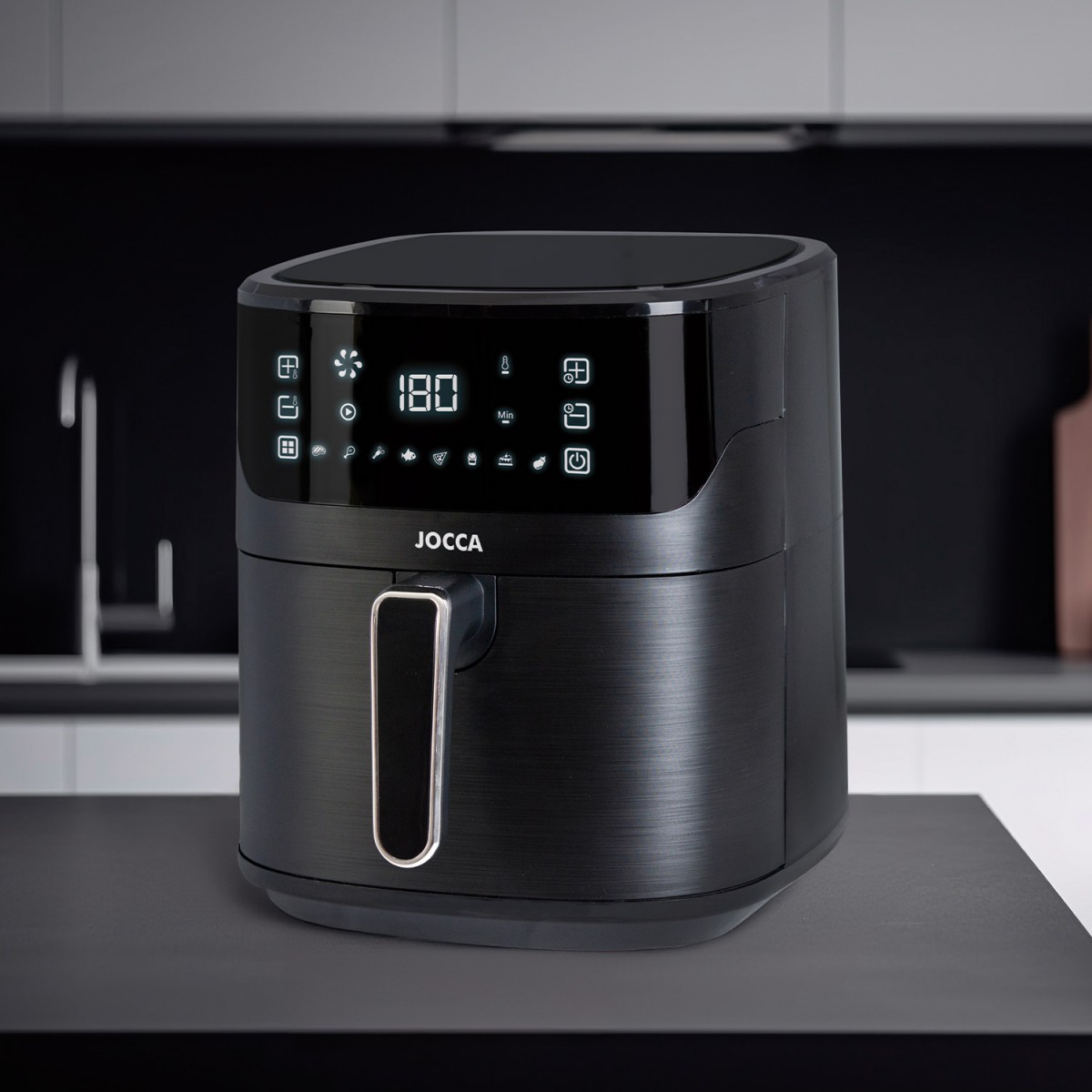 Una friggitrice ad aria Jocca nera con display digitale su un bancone da cucina.