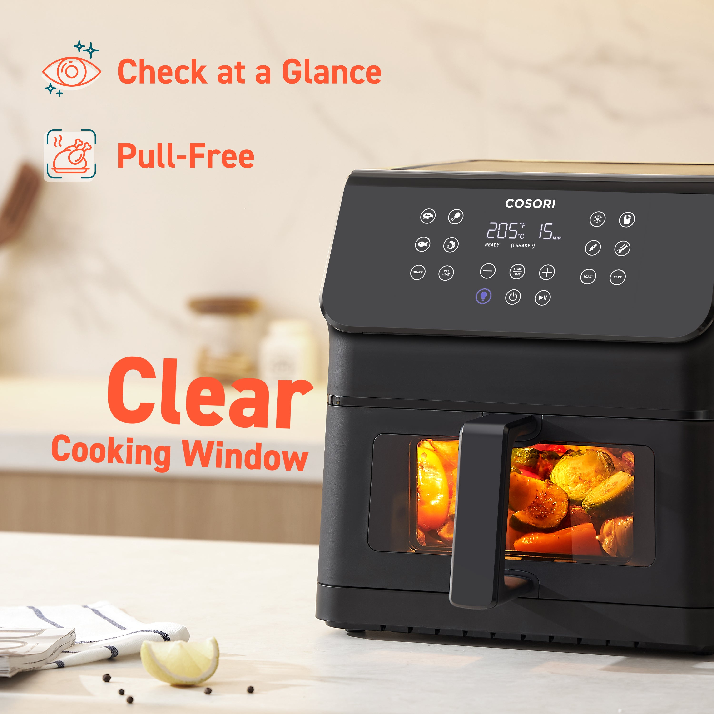 Friggitrice ad aria Cosori nera su un piano da cucina, con verdure visibili attraverso la finestrella.