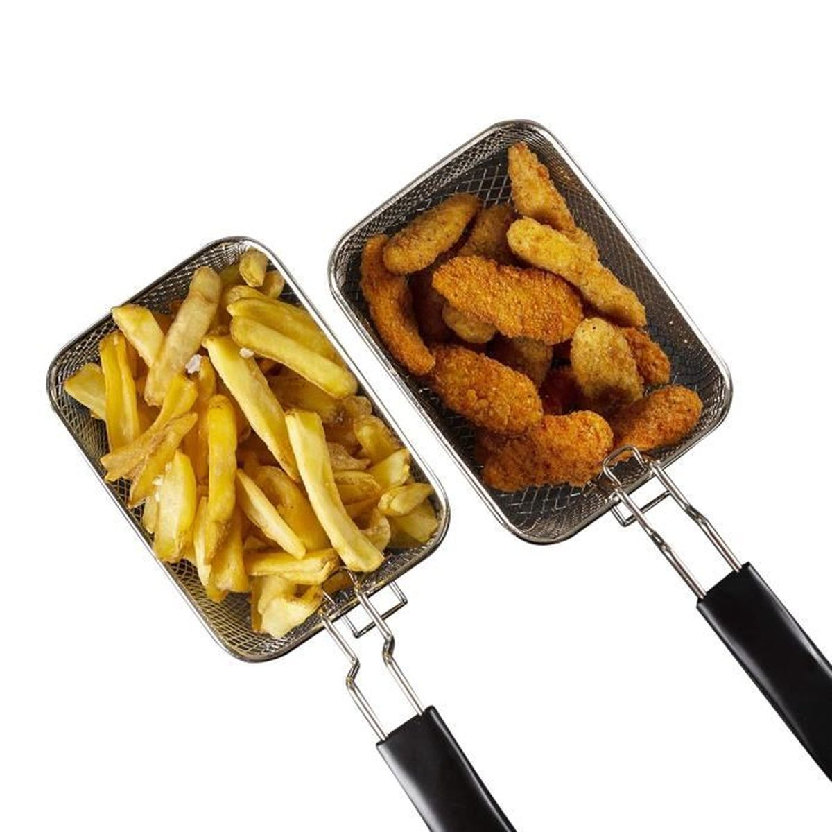 Due cestelli da frittura in metallo con manici neri contengono patatine e crocchette di pollo su sfondo bianco.