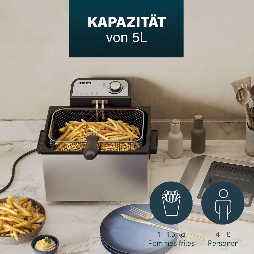 Una friggitrice in acciaio inox con cestello di patatine su un piano cucina, testo sopra indica capacità 5L.