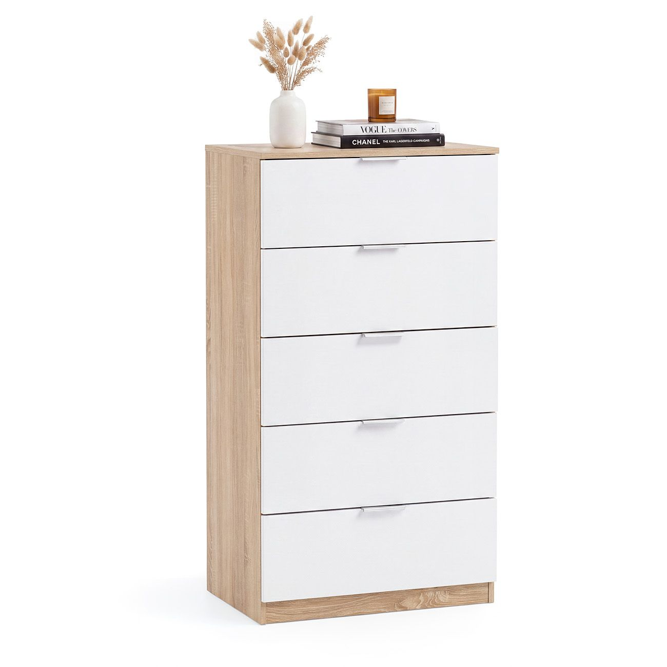 Una cómoda alta de madera con cinco cajones blancos, decorada con un jarrón y libros.