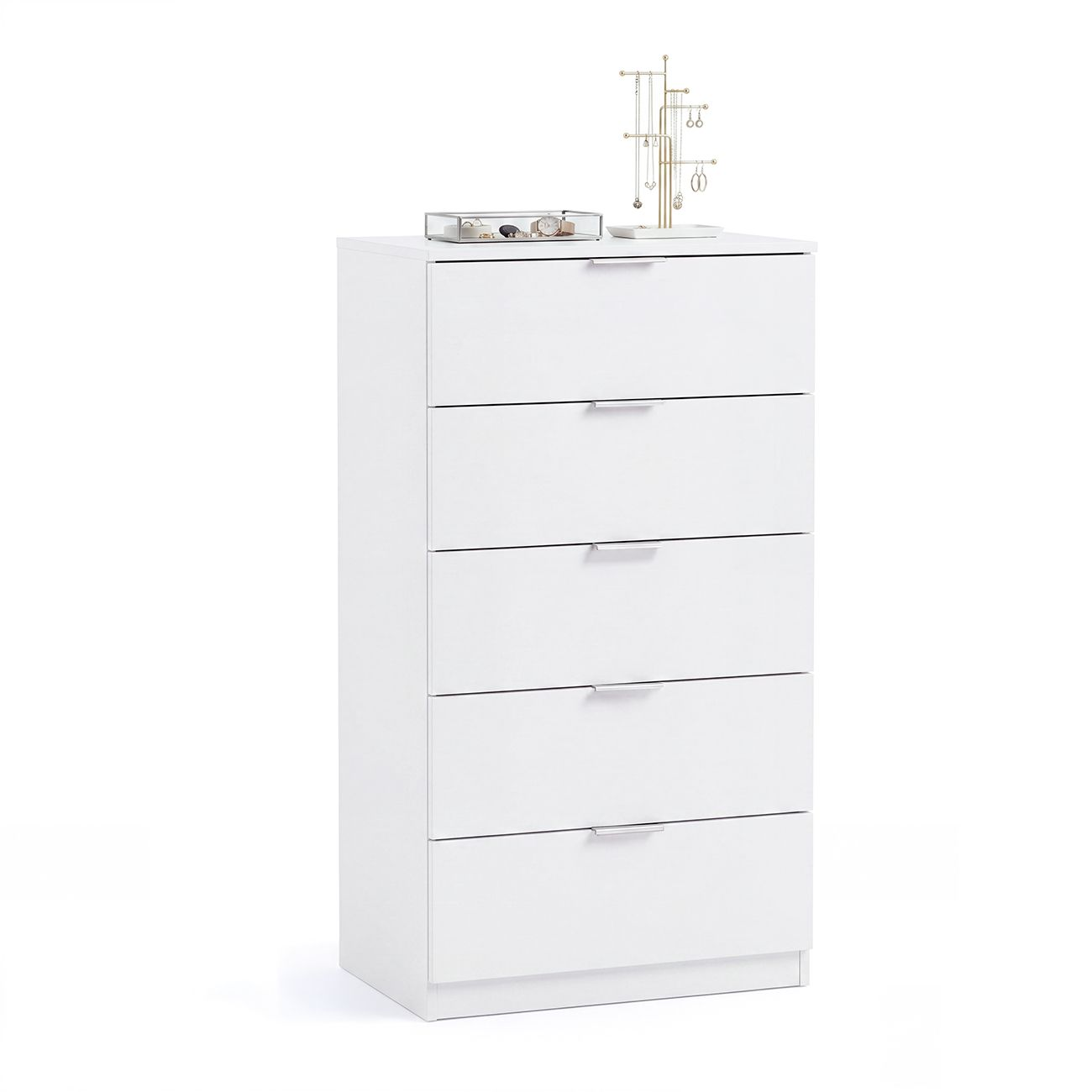 Una cómoda blanca con cinco cajones y tiradores plateados, decorada con soportes para joyas en una superficie blanca.