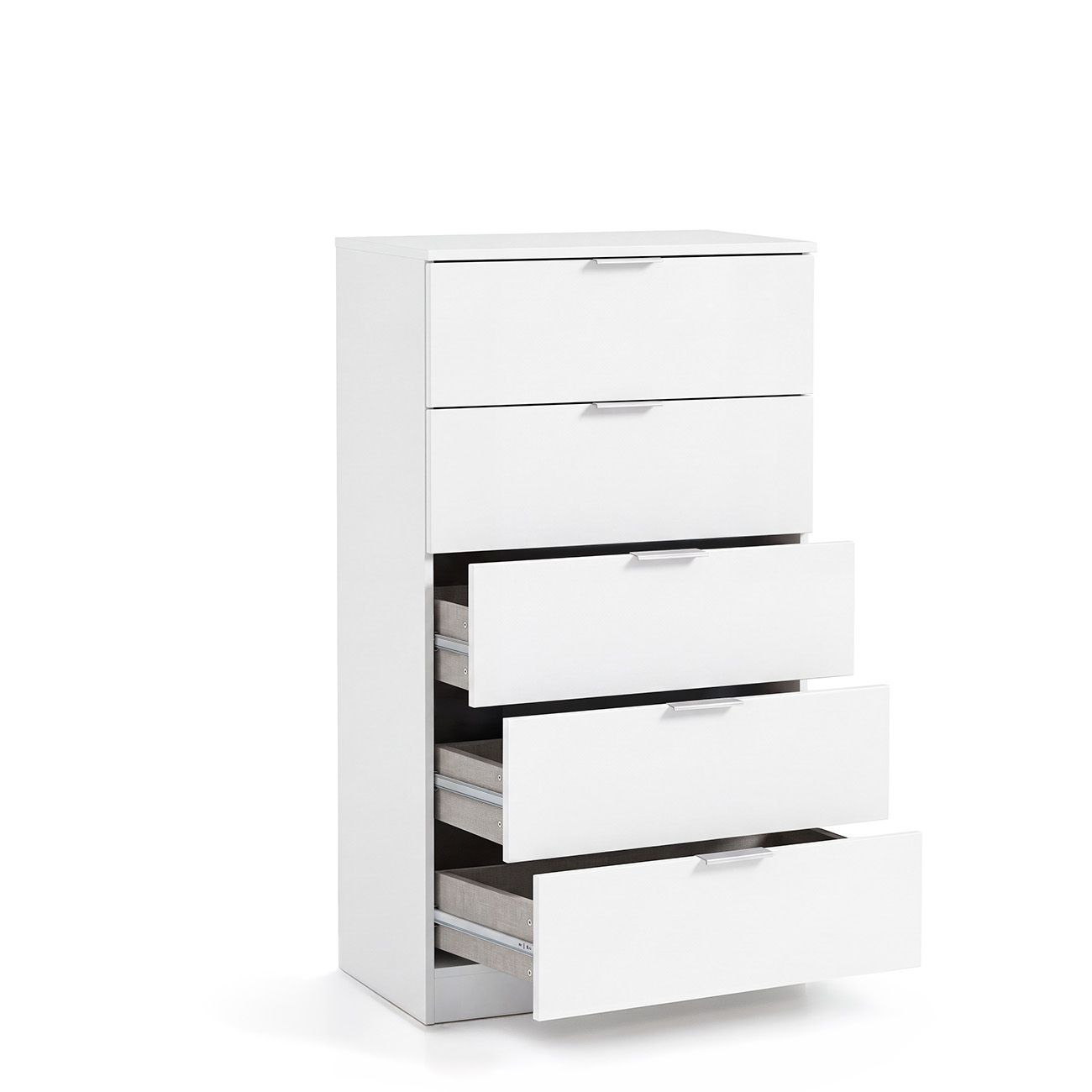Una cómoda blanca alta con cinco cajones, los tres inferiores abiertos, sobre un fondo blanco liso.