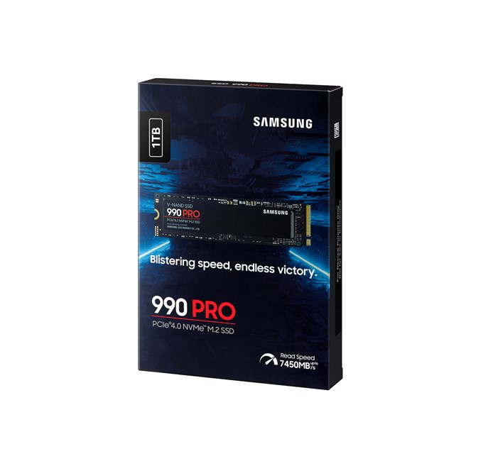 Mavi detaylara ve ürün yazısına sahip siyah renkli Samsung 990 PRO 1TB PCIe 4.0 NVMe M.2 SSD kutusu.