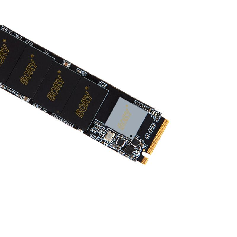Beyaz arkaplan üzerinde altın renkli temas pimleri ve bellek yongaları olan siyah bir Bory NVMe SSD.