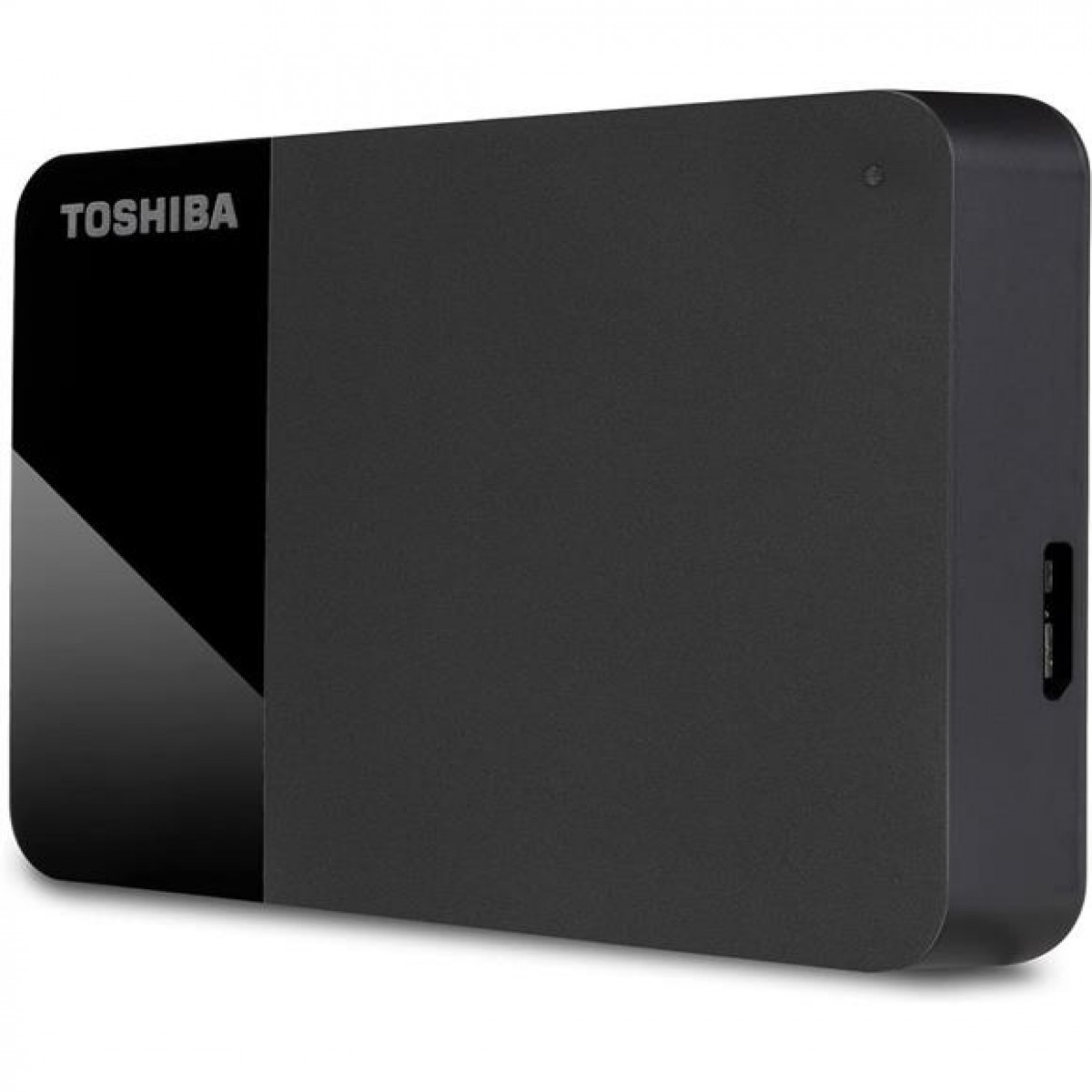 Beyaz arka planda parlak sol tarafa ve USB bağlantı noktasına sahip siyah bir Toshiba harici sabit sürücü.