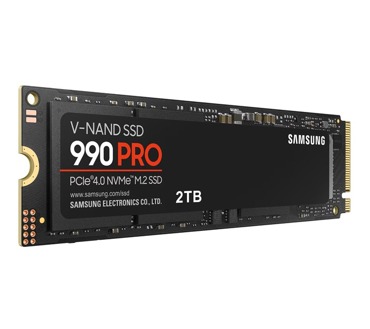 Beyaz arka plan üzerinde siyah bir Samsung 990 PRO 2TB M.2 NVMe SSD sürücüsü.