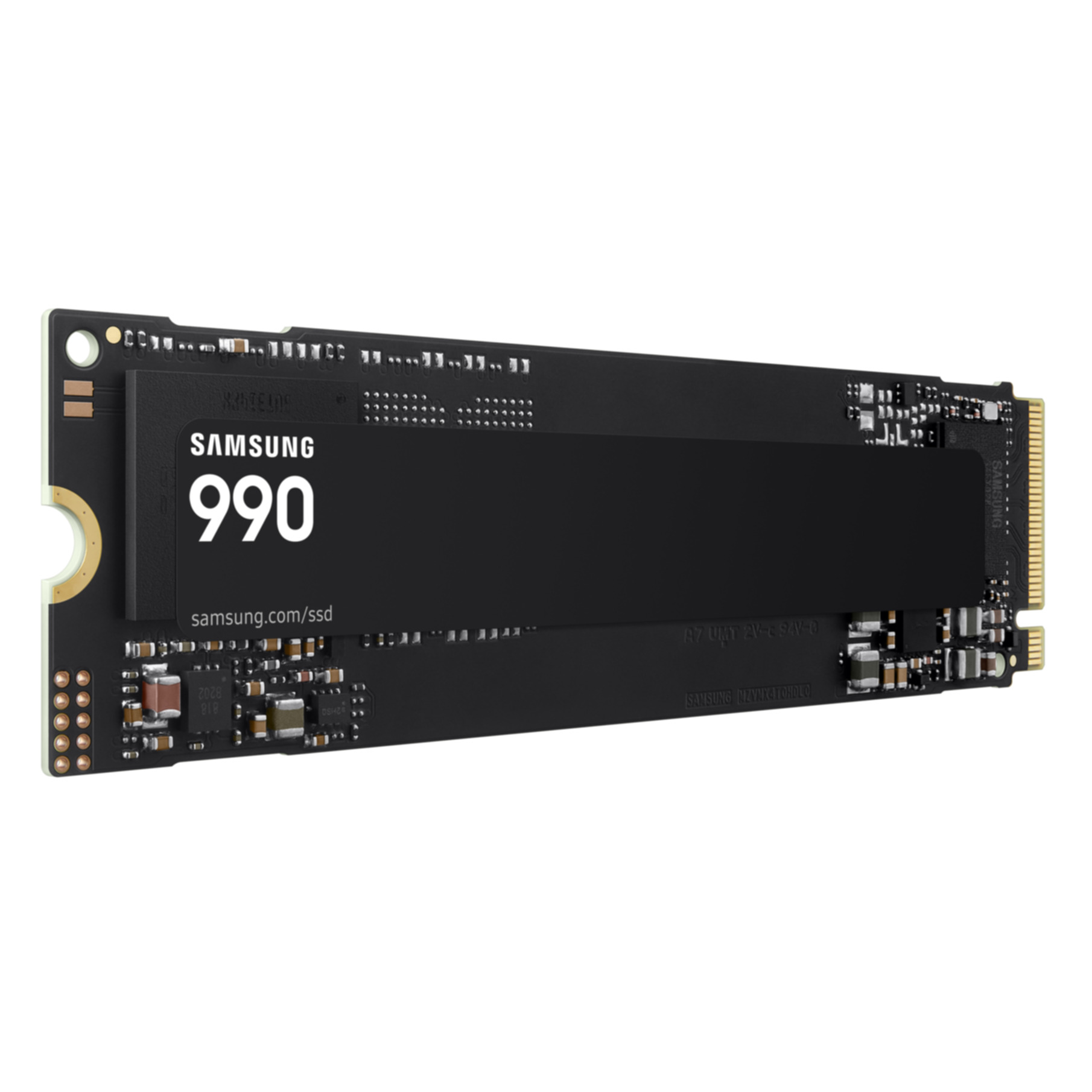 Beyaz arka planda açıkta duran mikroçiplere ve altın pinlere sahip siyah bir Samsung 990 SSD.