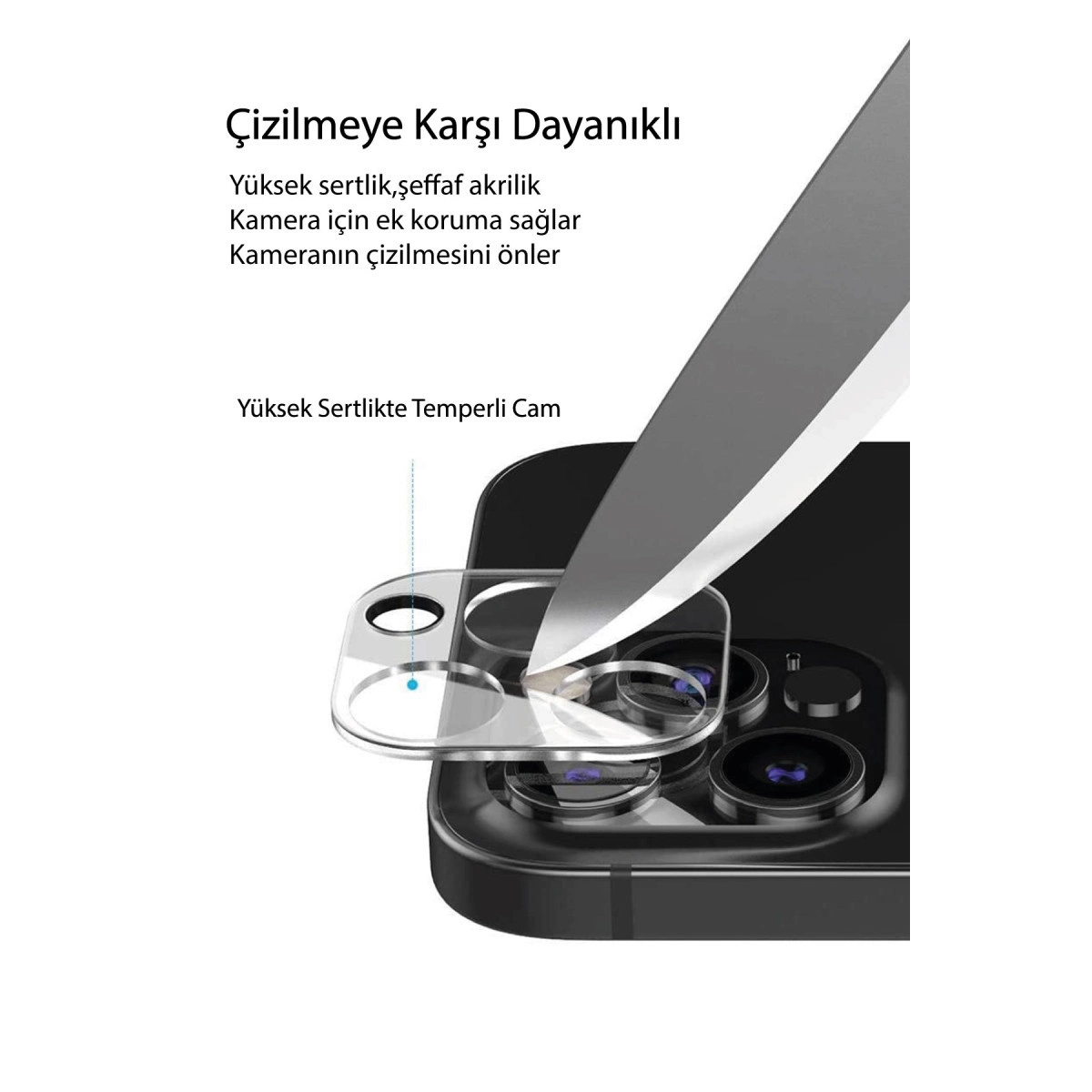 Siyah bir akıllı telefonda kamera lens koruyucusunu çizen bir bıçak.