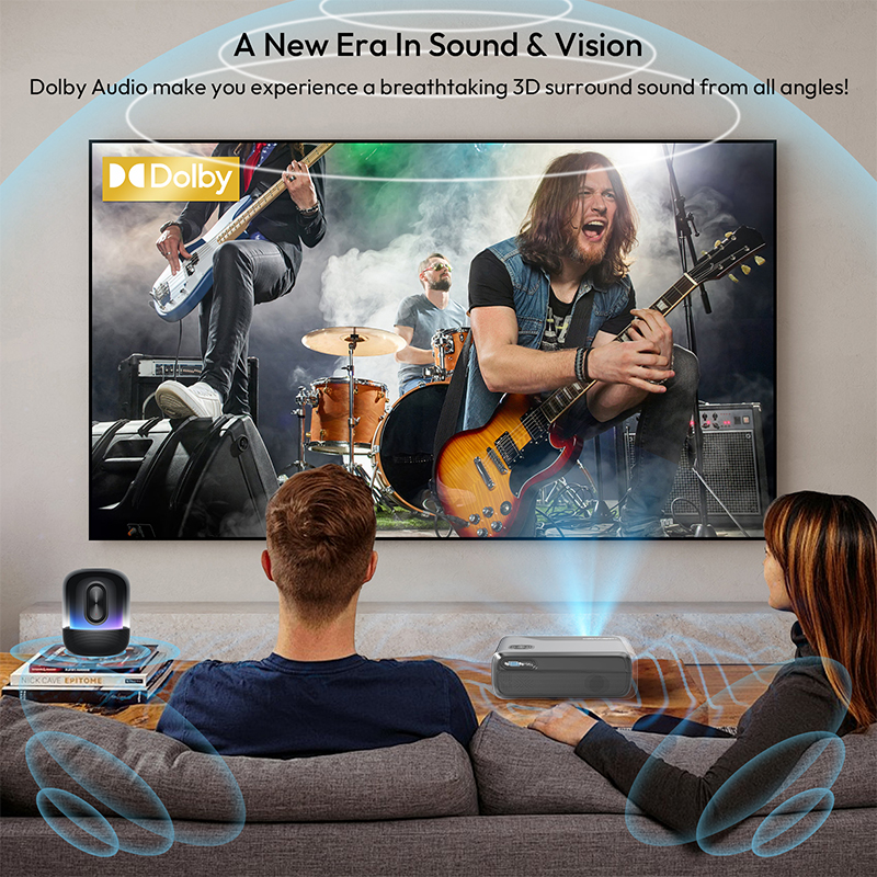 Ein Paar auf dem Sofa sieht eine Rockband auf einer Großbildleinwand, projiziert von einem kleinen Gerät.