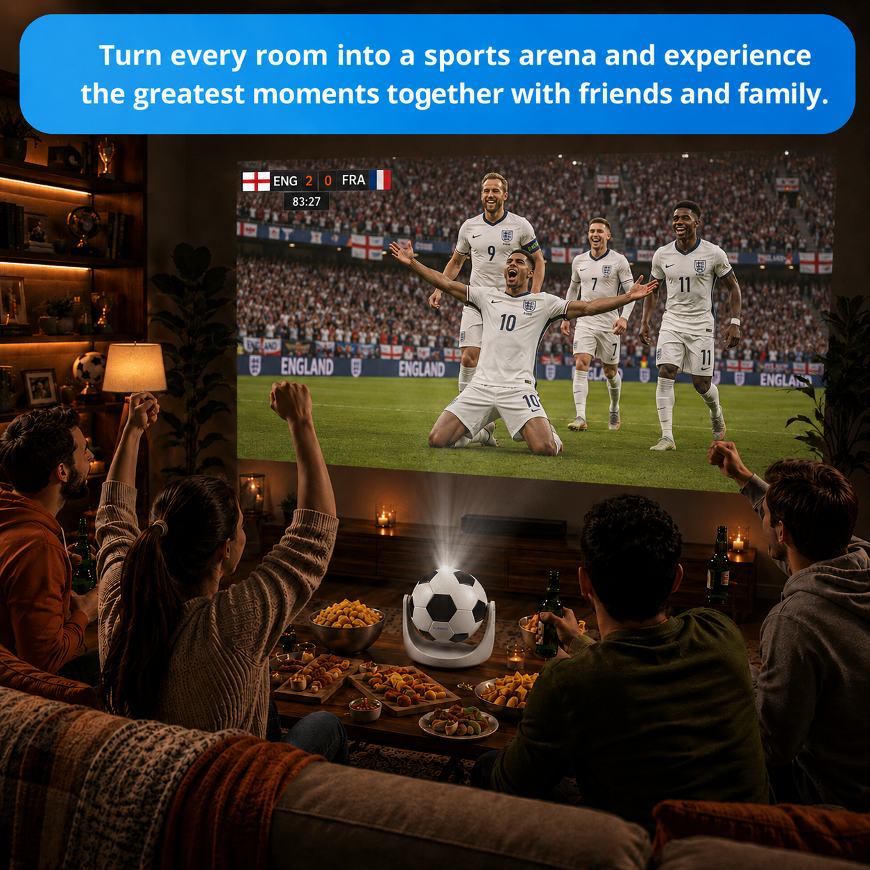 Freunde schauen ein Fußballspiel auf einer Leinwand, projiziert von einem Beamer im Fußball-Design.