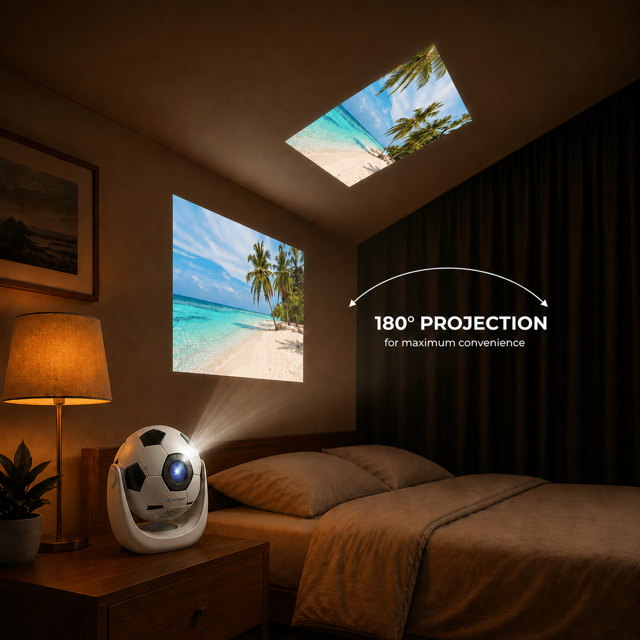 Ein fußballförmiger Projektor auf einem Nachttisch projiziert eine tropische Strandlandschaft an Wand und Decke eines Schlafzimmers.