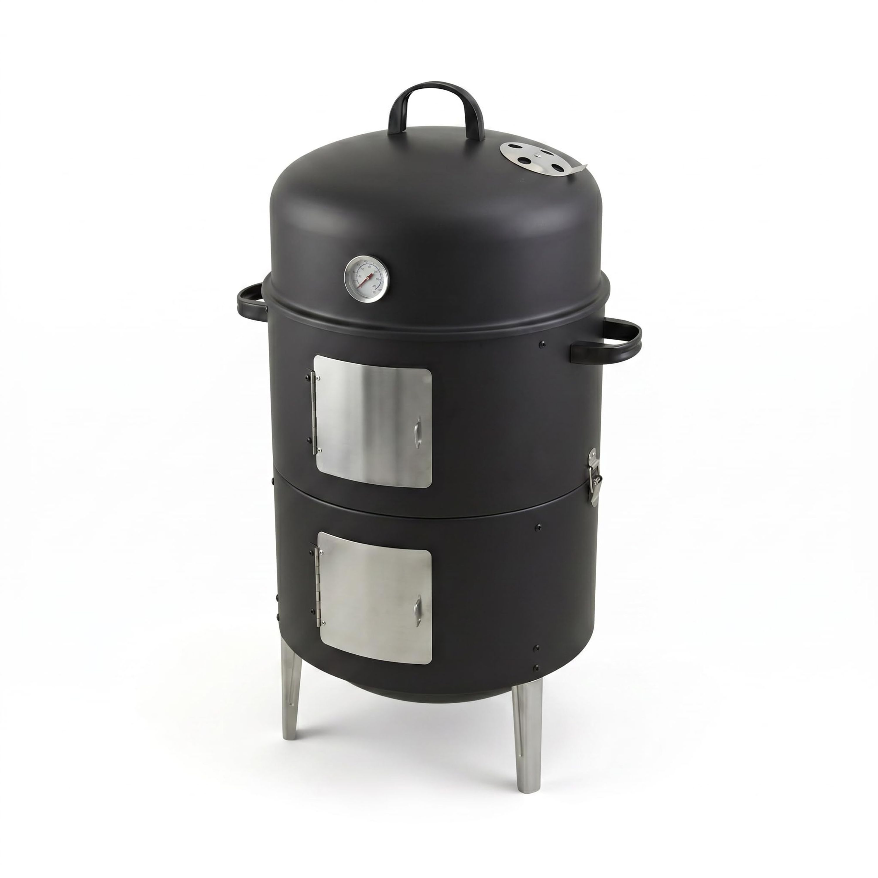 Ein schwarzer zylindrischer Räuchergrill mit silbernen Türen, Deckel, Thermometer und Metallbeinen auf weiß.