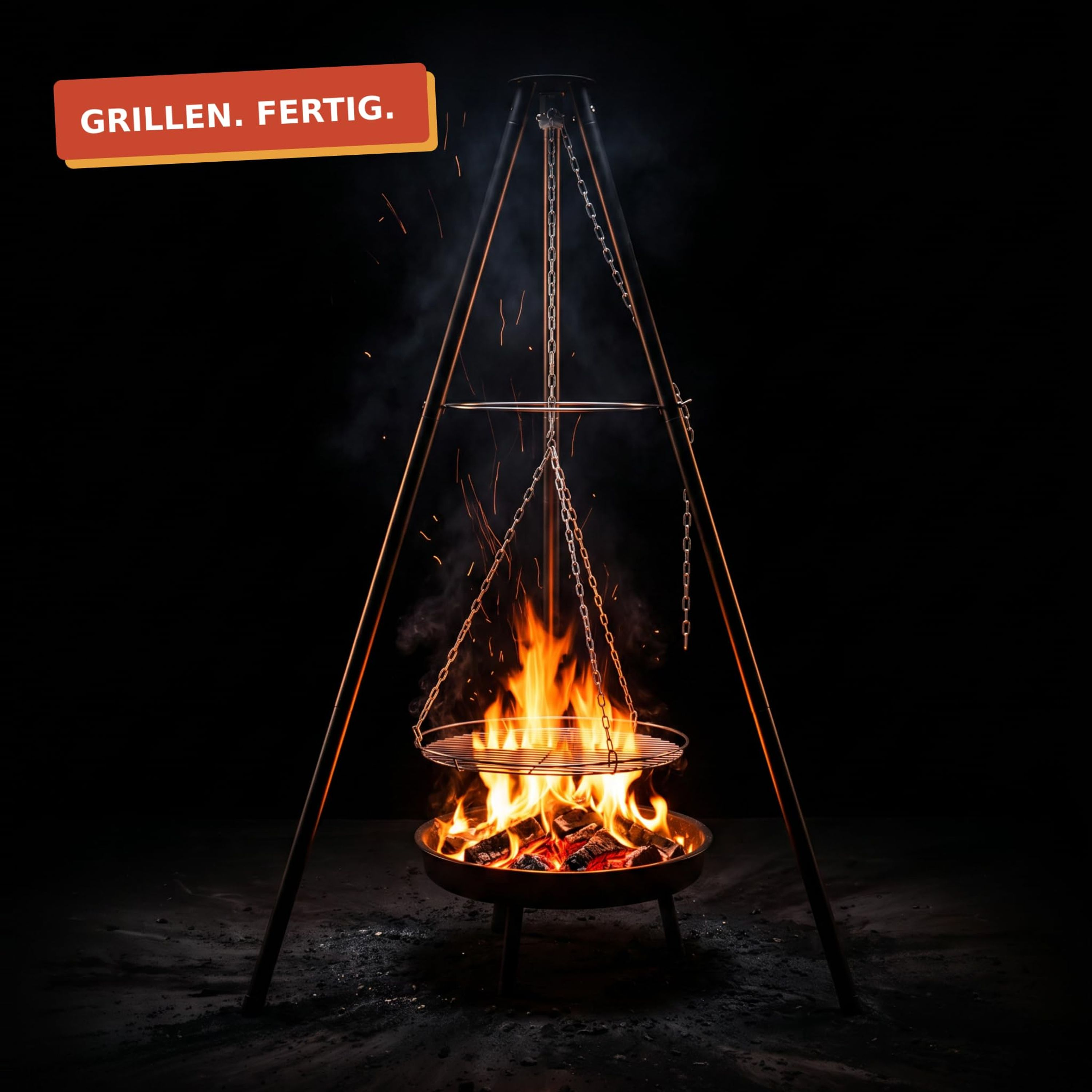 Ein Dreibein-Grill über offenem Feuer in einer dunklen Umgebung mit der Aufschrift GRILLEN. FERTIG.