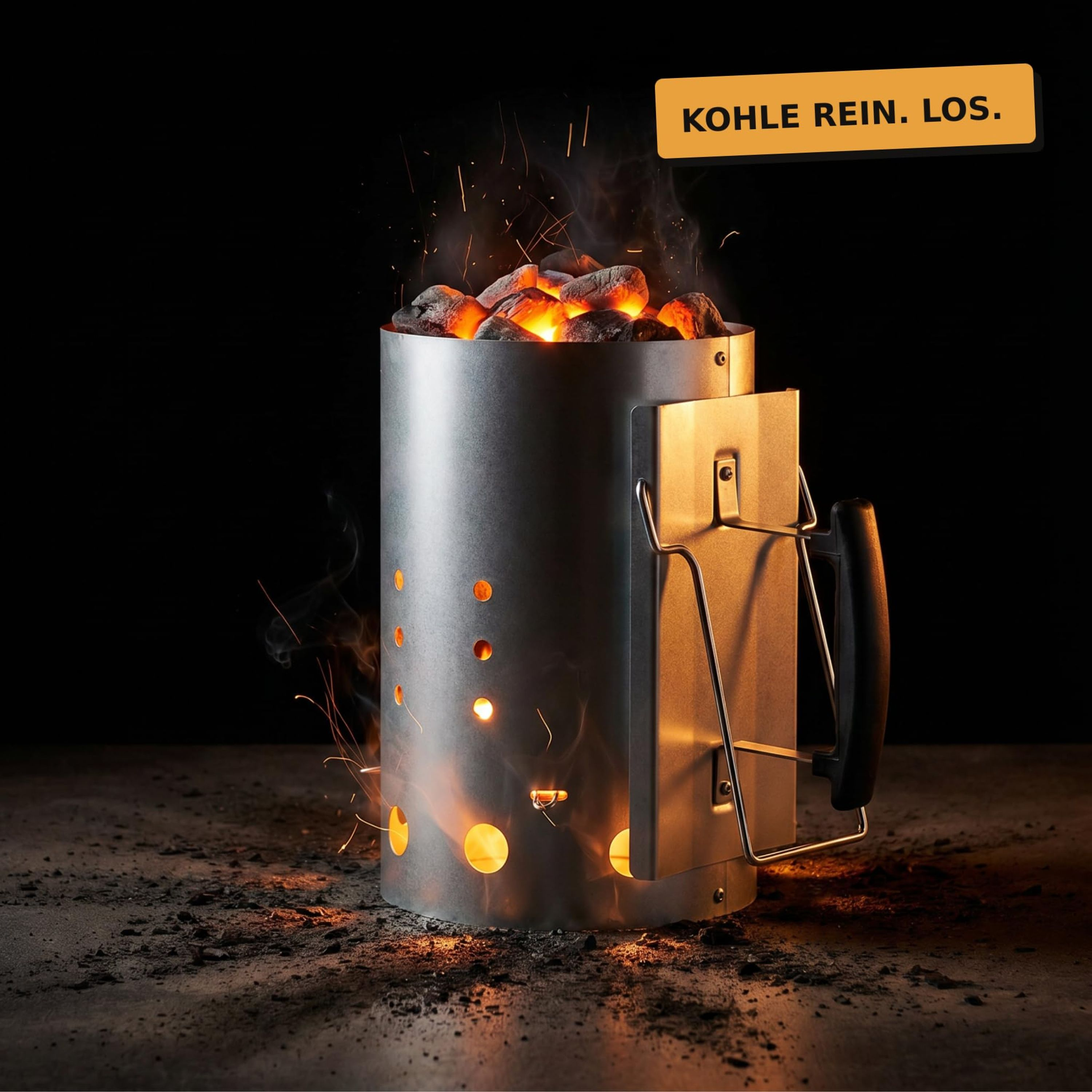 Ein glühender Kohleanzünder mit brennenden Kohlen, Rauch und Funken auf dunklem Grund.