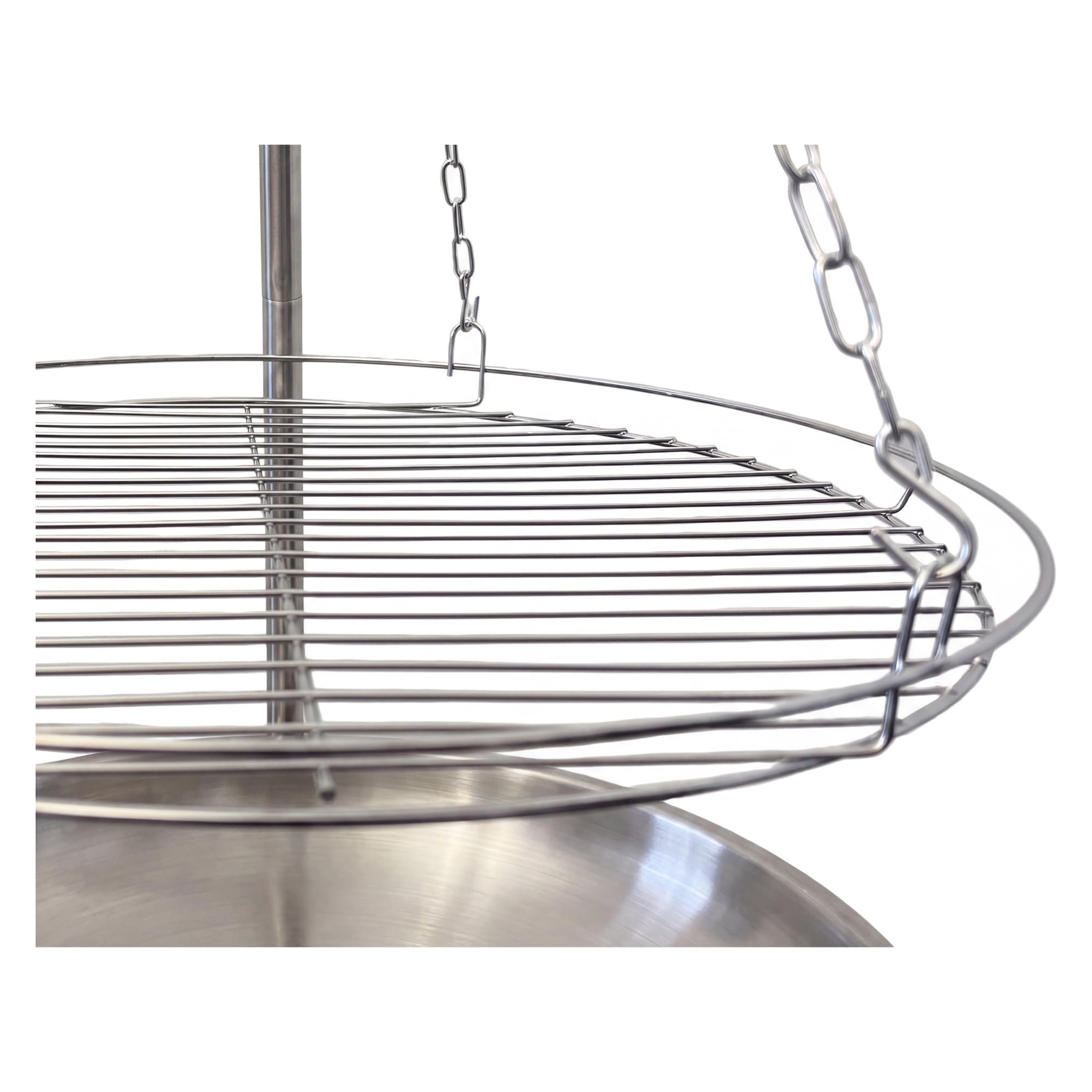 Ein runder Edelstahl-Grillrost hängt an Ketten über einer Metallschale vor weißem Hintergrund.