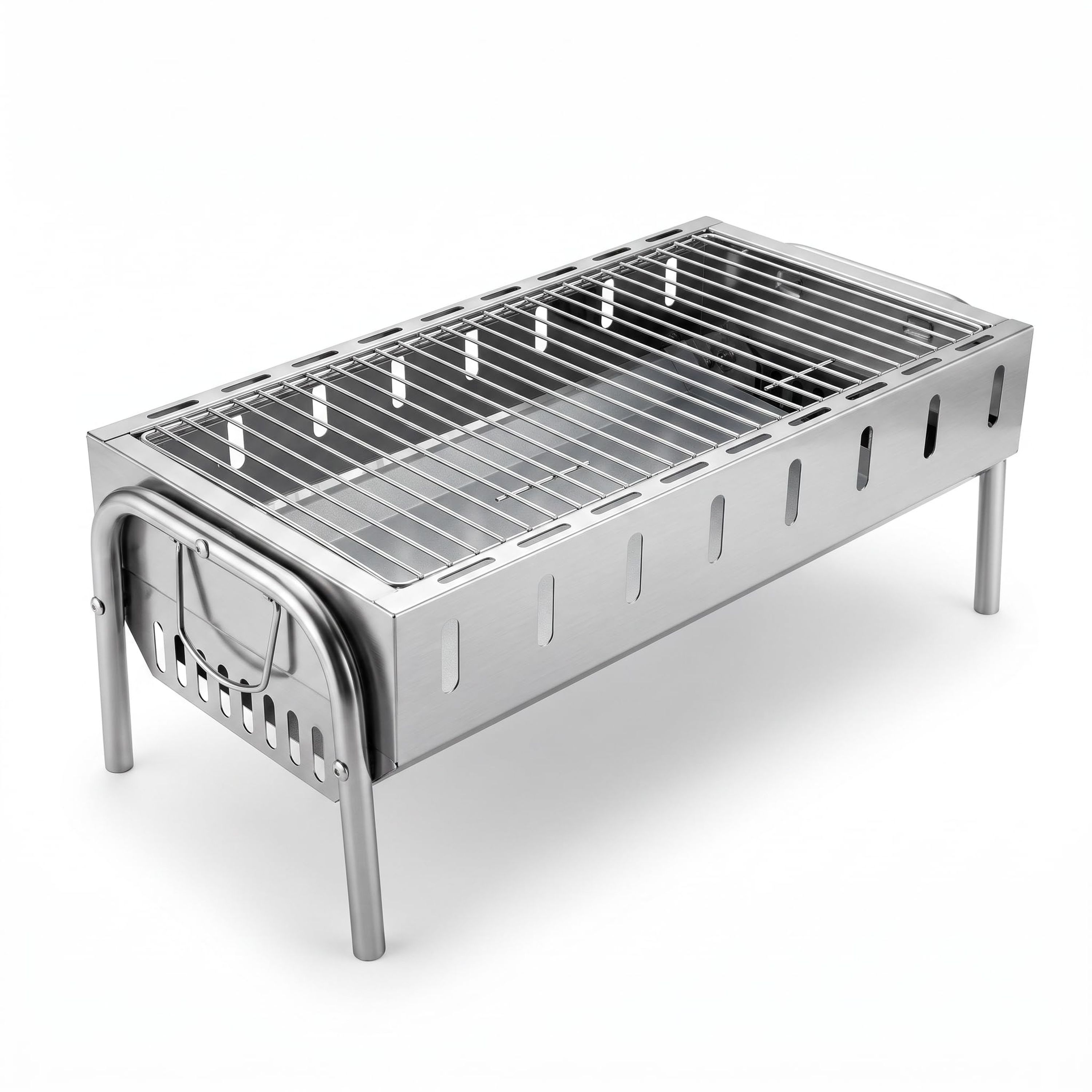 Ein rechteckiger Holzkohlegrill aus Edelstahl mit vertikalen Lüftungsschlitzen und vier hohen Beinen auf weißem Grund.