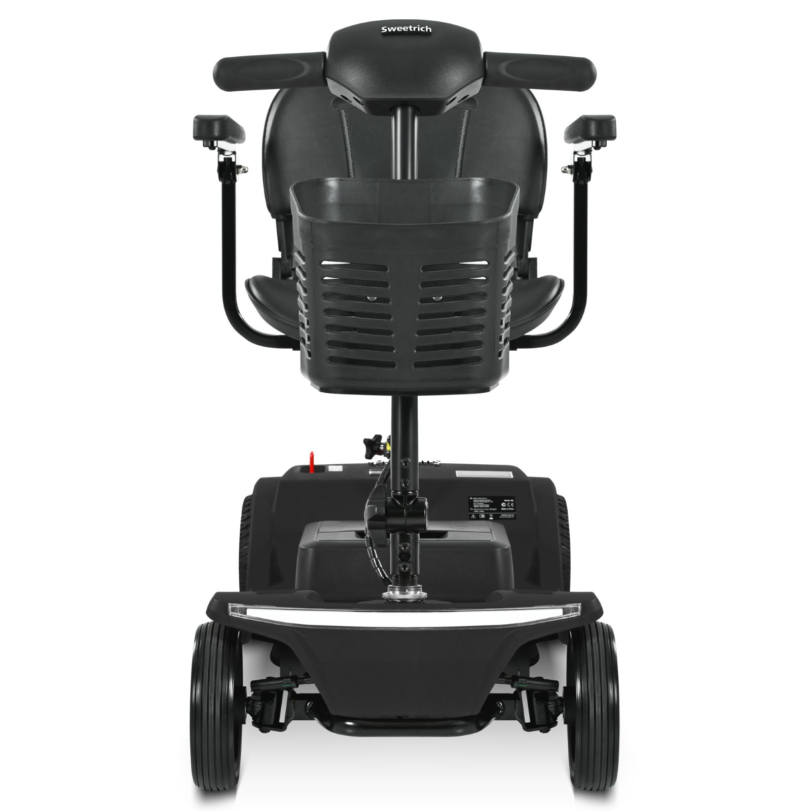 Un scooter de movilidad negro de frente, con cesta delantera, manillar, asiento y cuatro ruedas sobre fondo blanco.