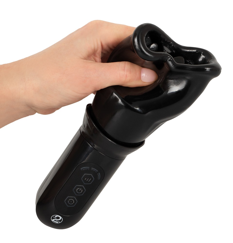 Eine Hand hält ein schwarzes elektronisches Massagegerät mit flexiblem Aufsatz und Knöpfen.