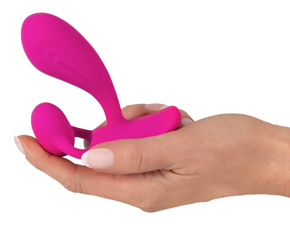 Eine Hand hält ein pinkes, geschwungenes Sexspielzeug vor weißem Hintergrund.