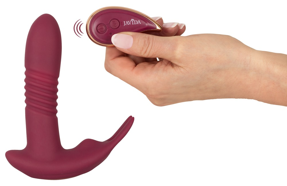 Eine Hand hält eine rosa Fernbedienung neben einem lilafarbenen Vibro-Plug auf weißem Hintergrund.