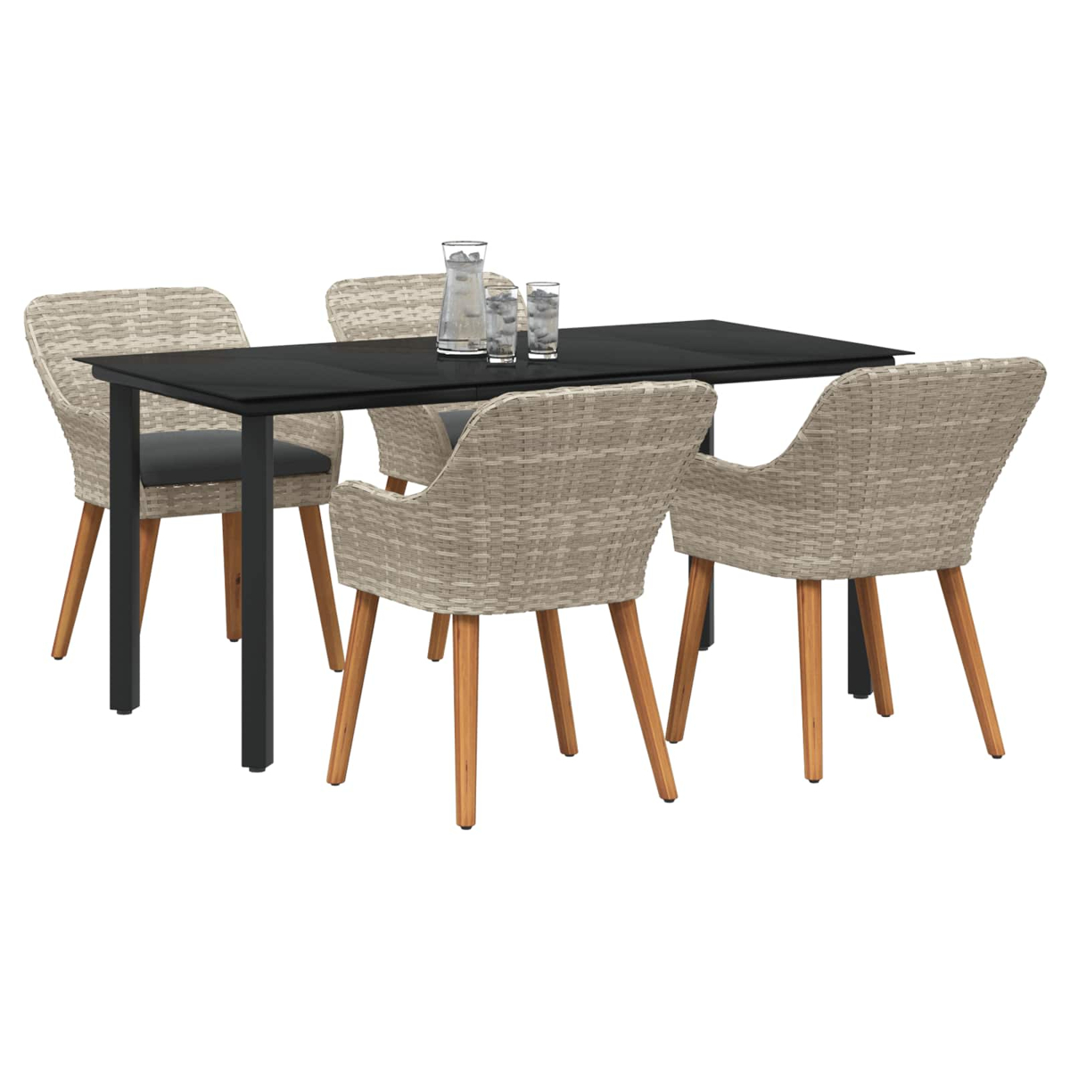 Una mesa negra con cuatro sillas de mimbre con patas de madera y vasos encima, sobre fondo blanco.