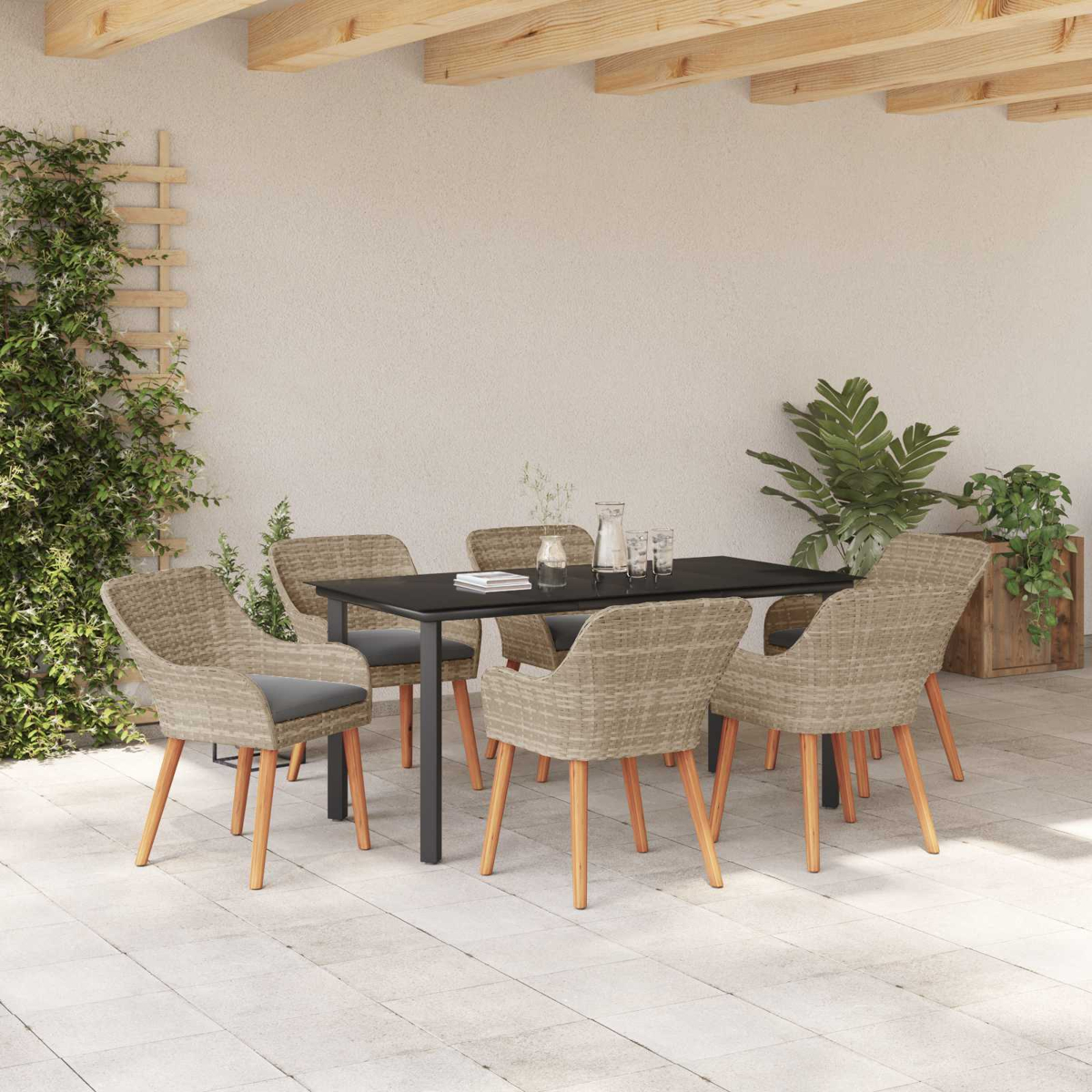 Ein schwarzer Esstisch mit sechs Rattansesseln auf einer Terrasse unter einem Holzdach, flankiert von Pflanzen.