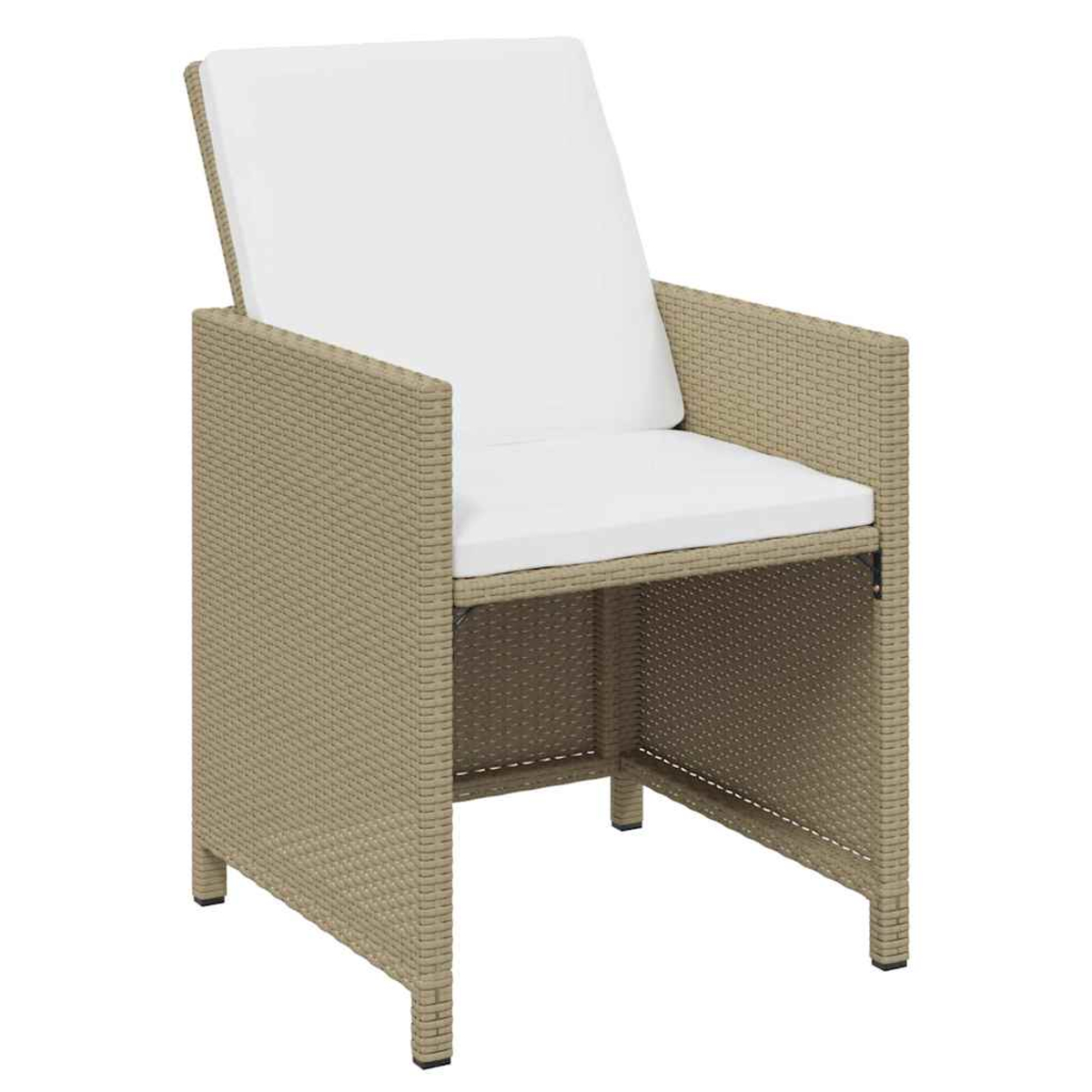 Ein beiger Polyrattan-Gartensessel mit dicken weißen Kissen vor weißem Hintergrund.