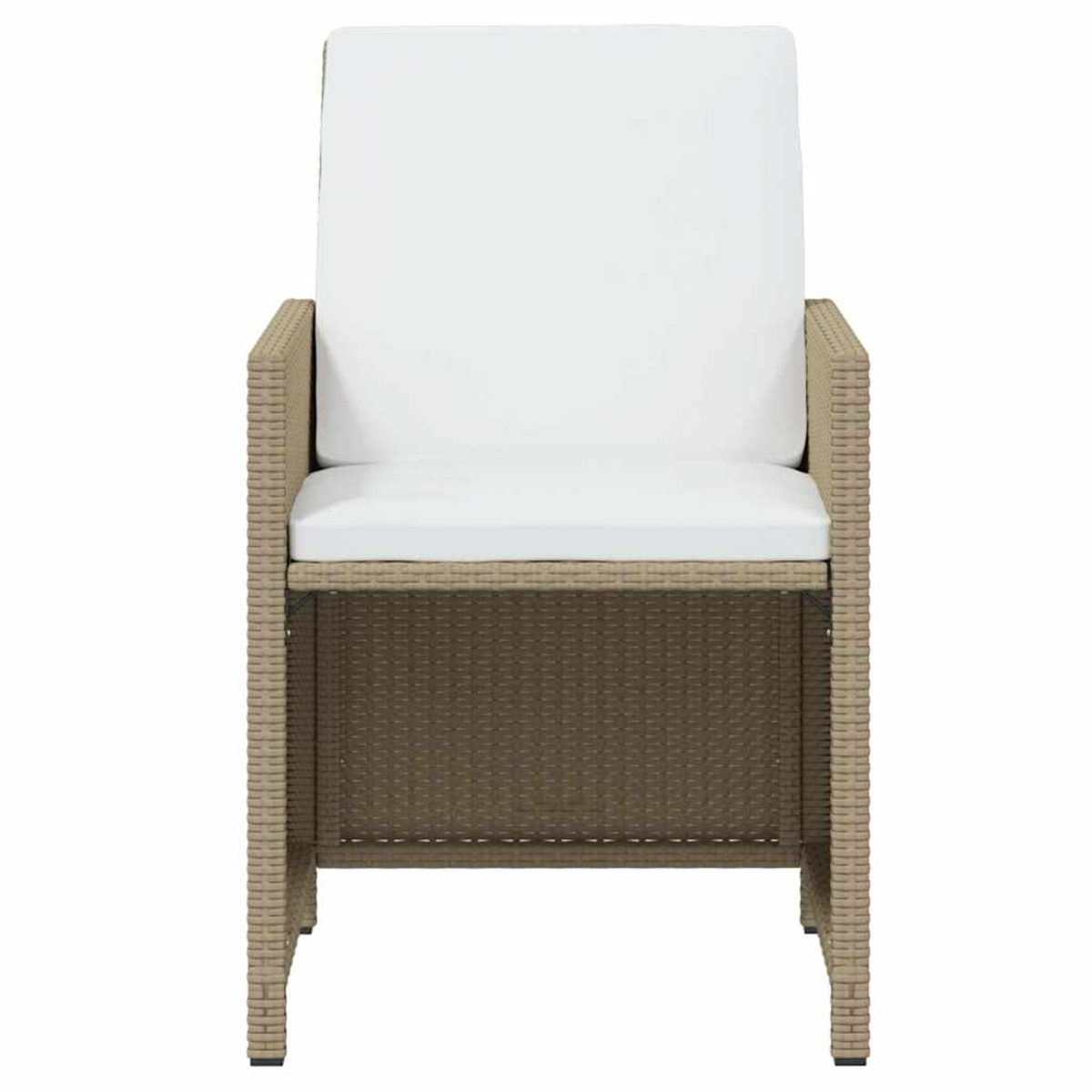 Beige geflochtener Stuhl mit weißen Kissen.