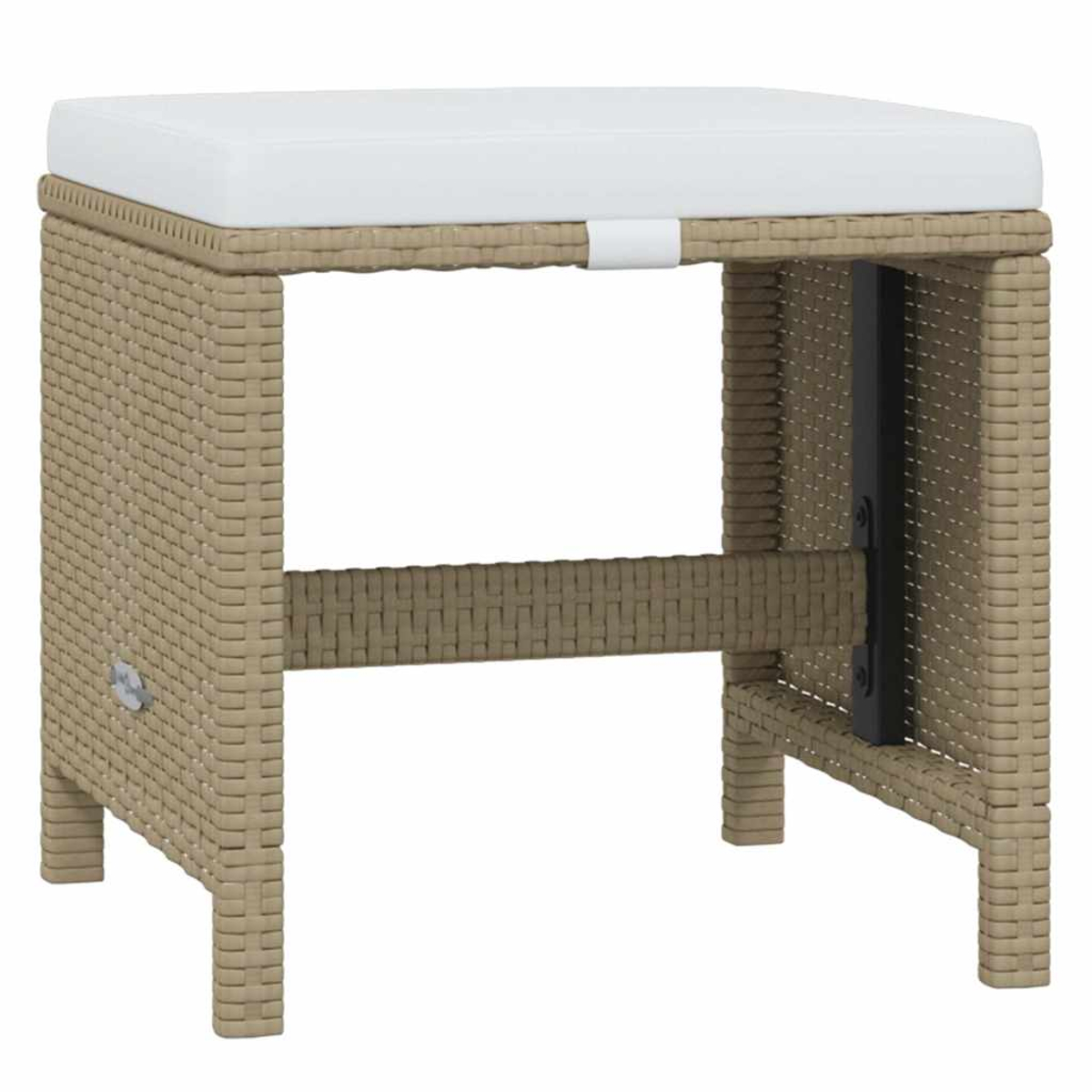 Ein beiges Polyrattan-Hocker mit weißem Kissen vor hellem Hintergrund.