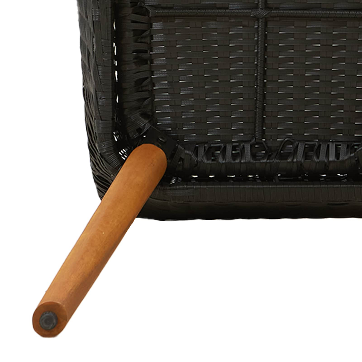 Nahaufnahme eines schwarzen Rattanstuhls mit einem abgewinkelten Holzbein vor weißem Hintergrund.