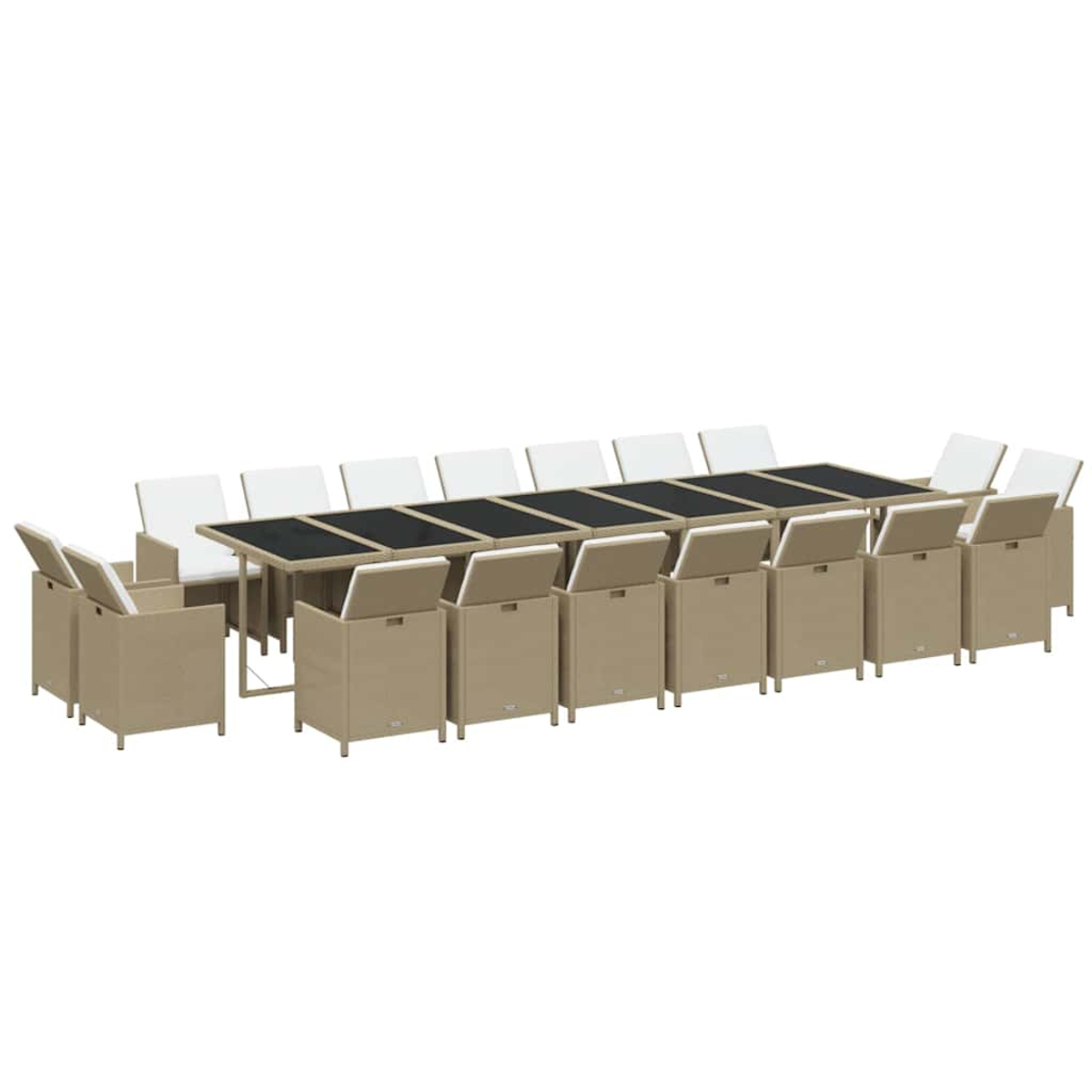 Ein großes Essset aus beige Rattan mit einem langen Tisch und vierzehn Stühlen mit weißen Kissen auf weißem Grund.
