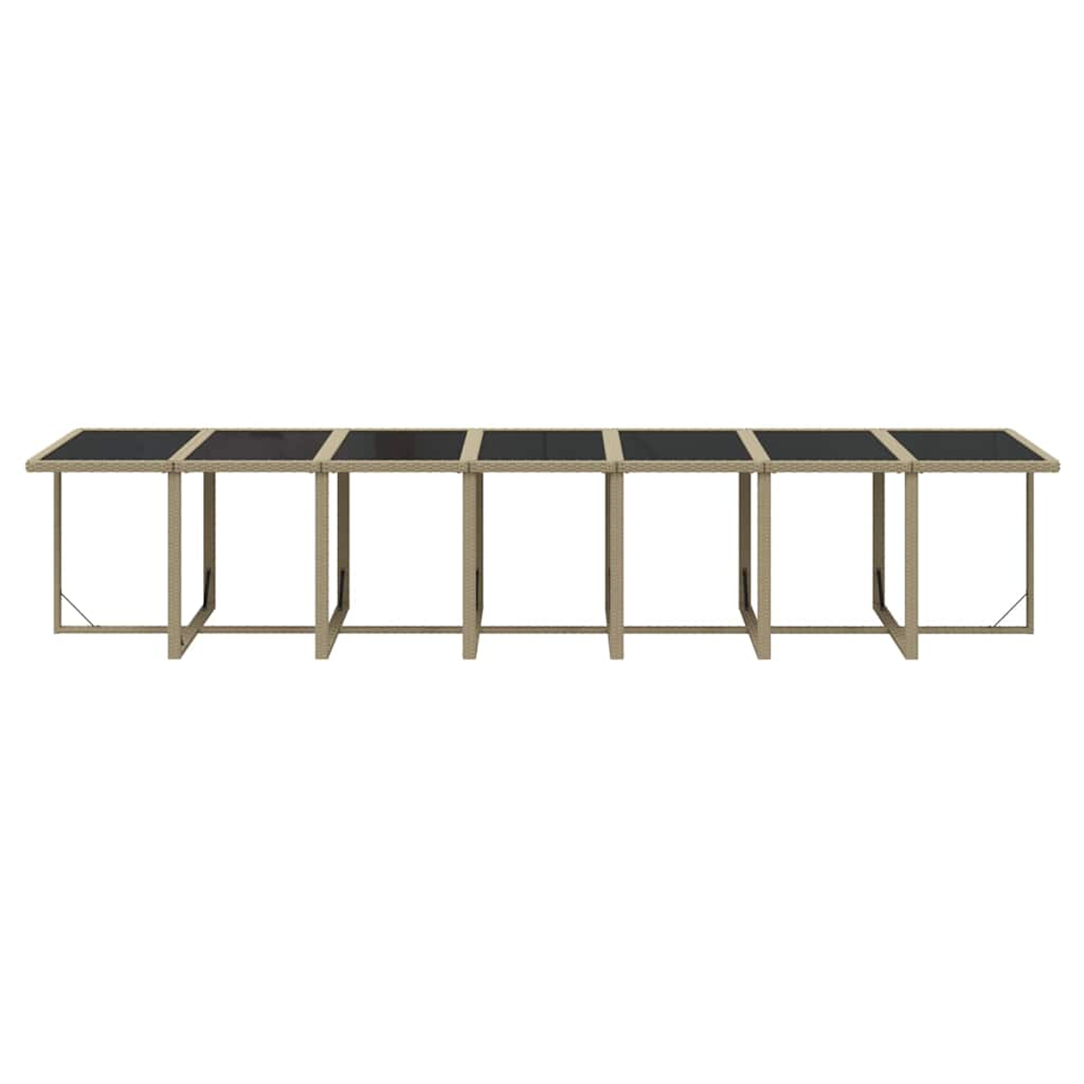 Ein langer, modularer Gartentisch mit geflochtenem, beige Rattanrahmen und dunklen Glasplatten vor weißem Hintergrund.