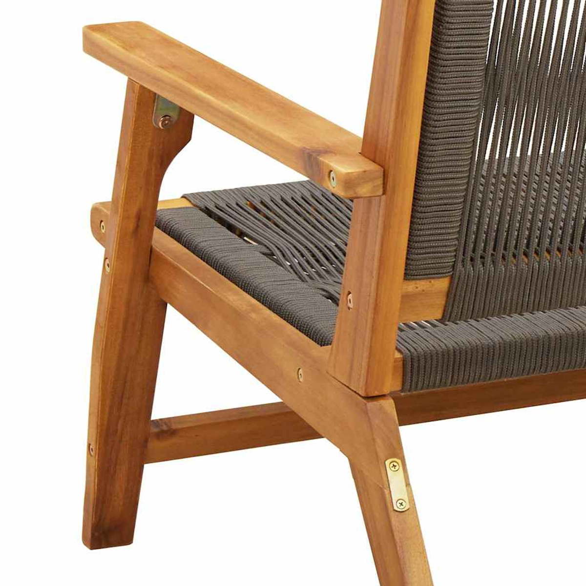 Sillón de madera con tejido de cuerda gris en asiento y respaldo sobre fondo blanco.