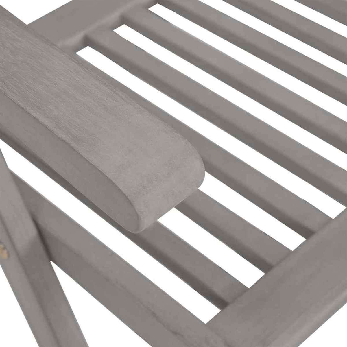Nahaufnahme der Armlehne und des Lattenrosts eines grauen Holzstuhls.