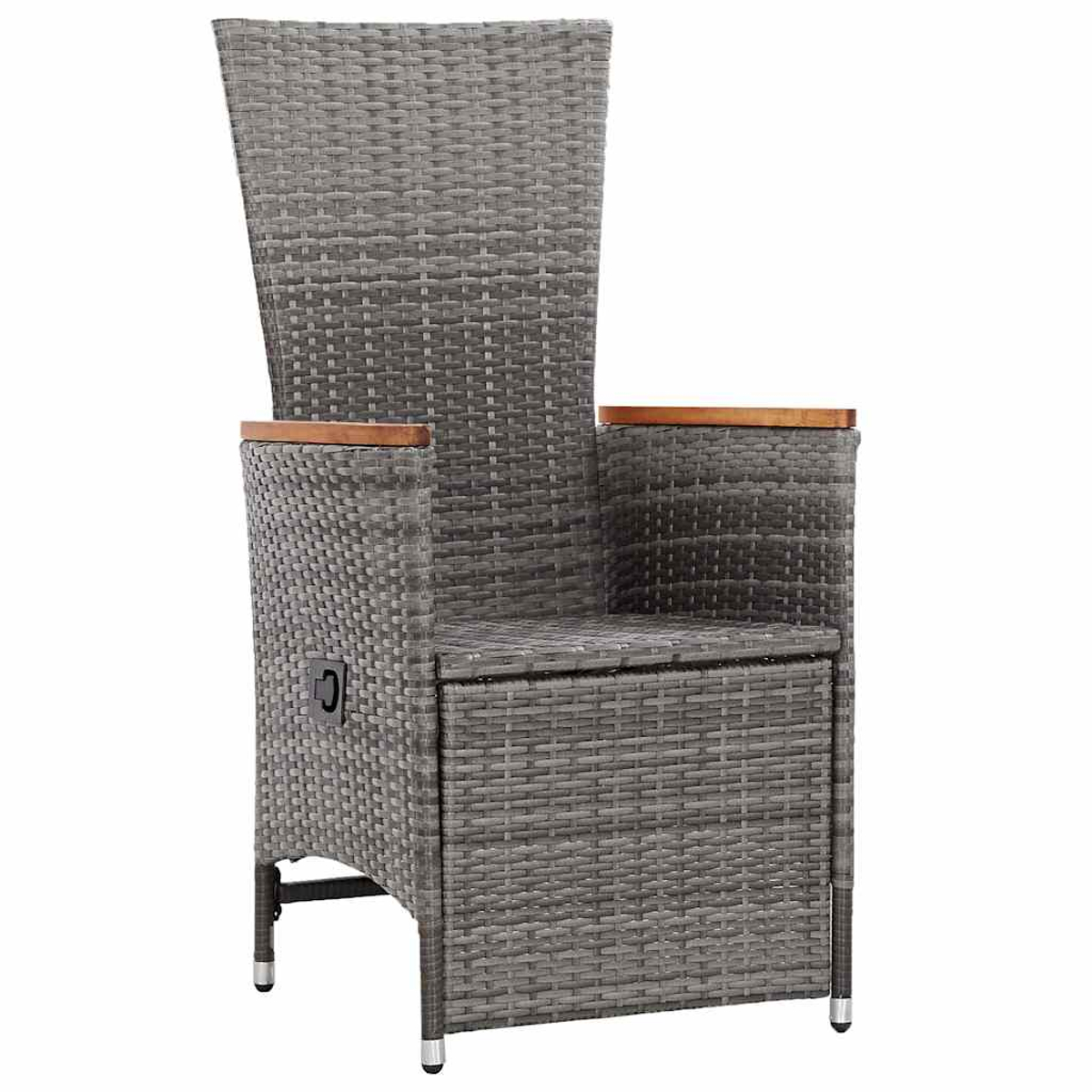 Un sillón de ratán gris con respaldo alto, reposabrazos de madera y patas de metal sobre fondo blanco.