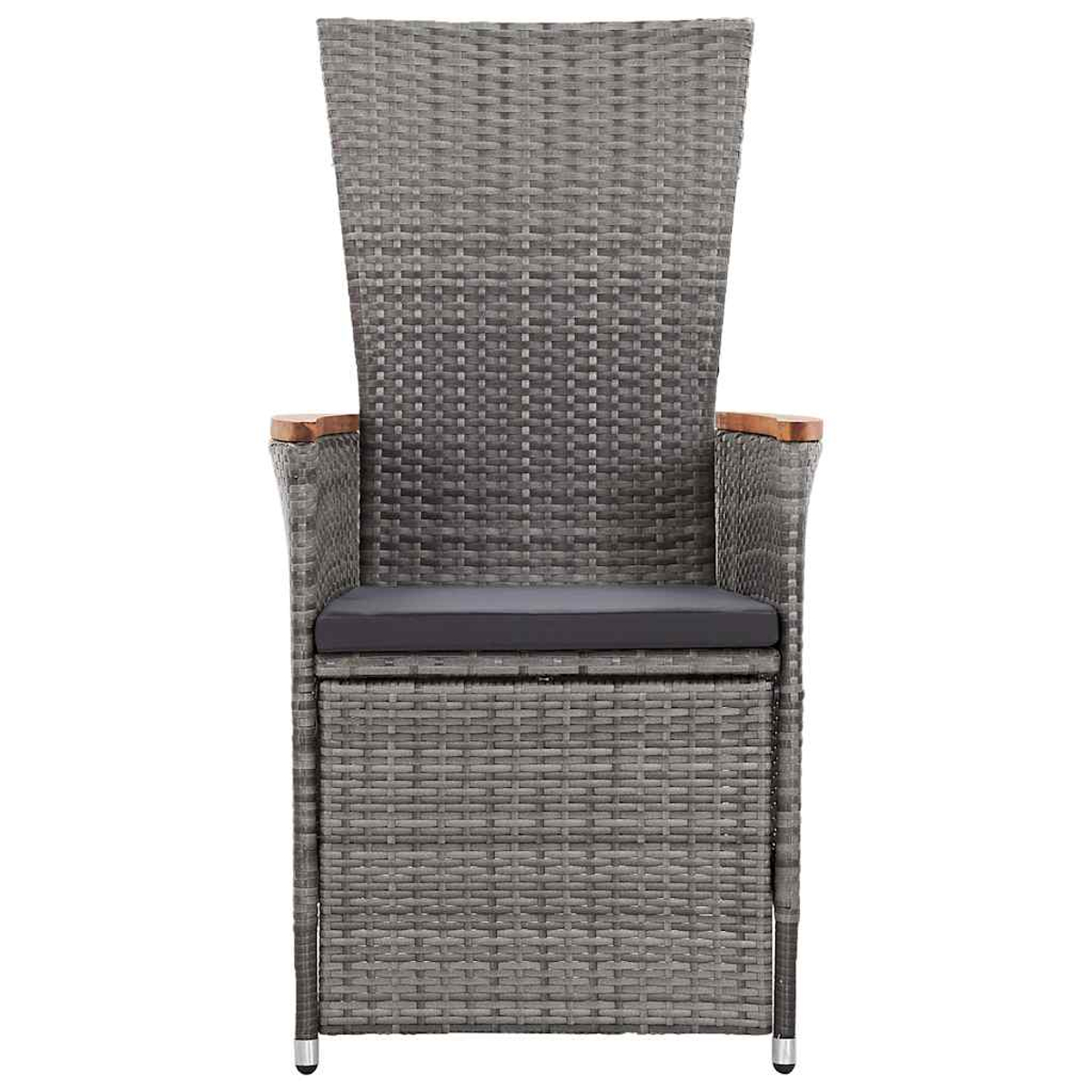 Silla de jardín de ratán gris con respaldo alto, reposabrazos de madera y cojín oscuro sobre fondo blanco.