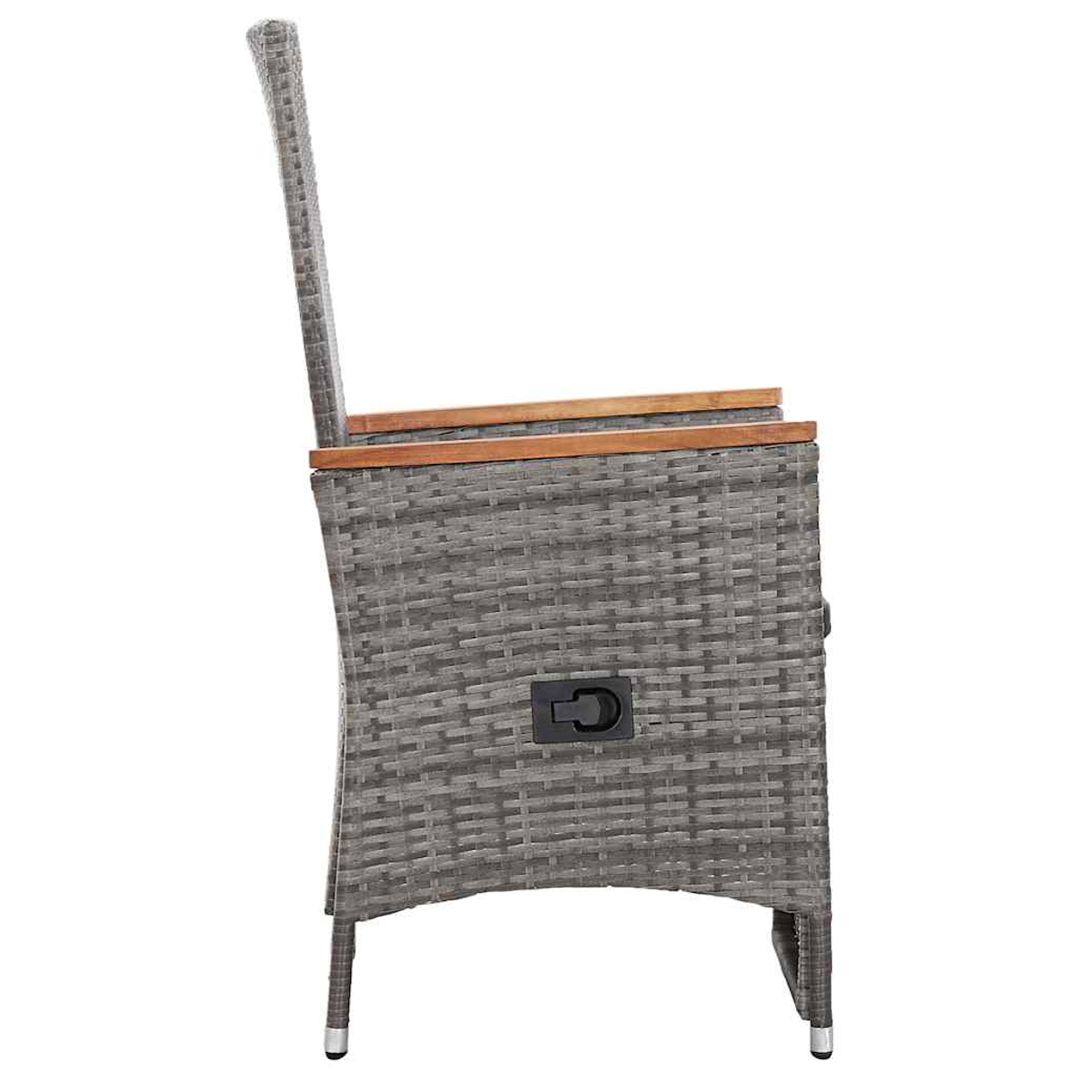 Sillón de mimbre gris con reposabrazos de madera y palanca de ajuste negra sobre fondo blanco.