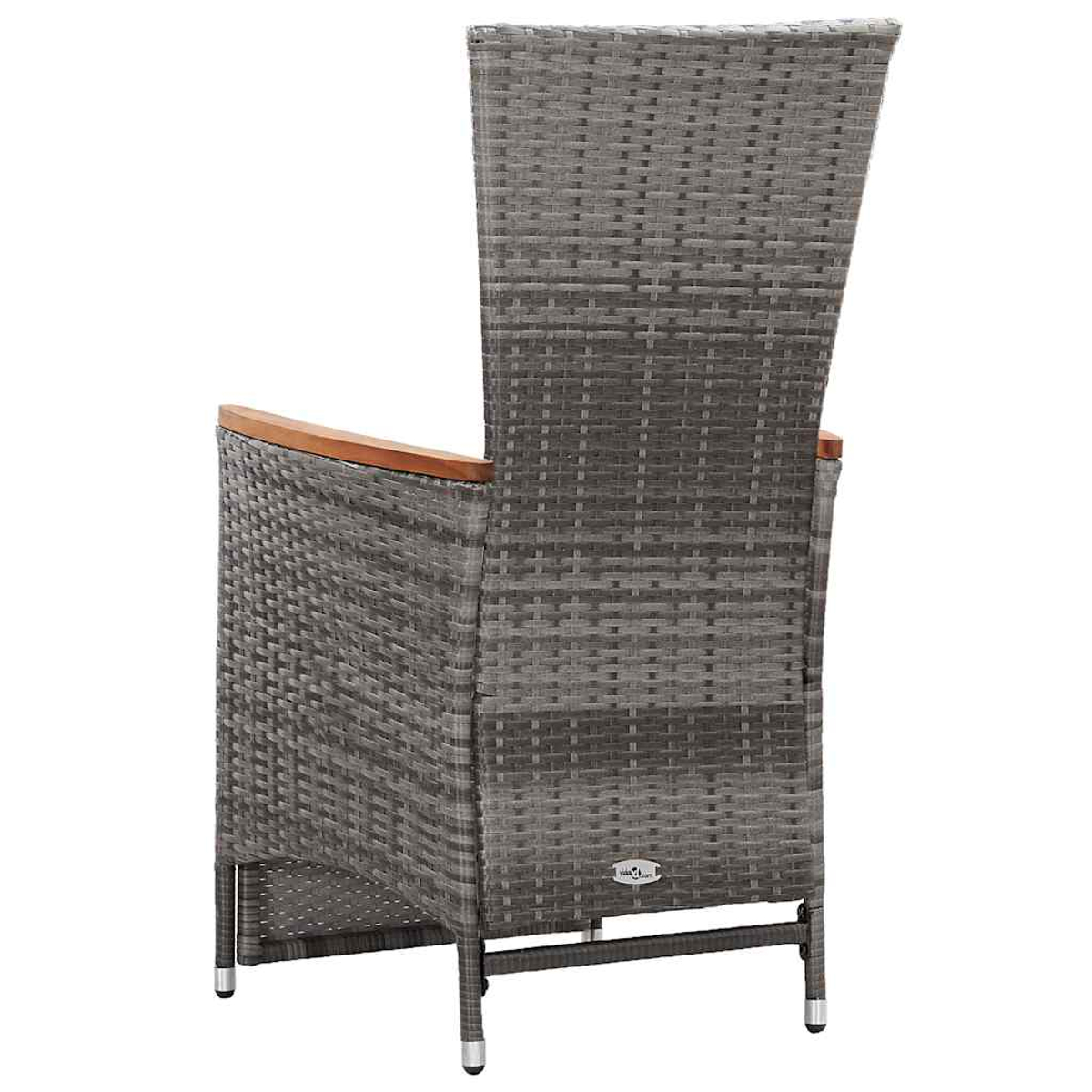 Vista posterior de un sillón de mimbre gris con respaldo alto, reposabrazos de madera y patas con tapas metálicas sobre fondo blanco.