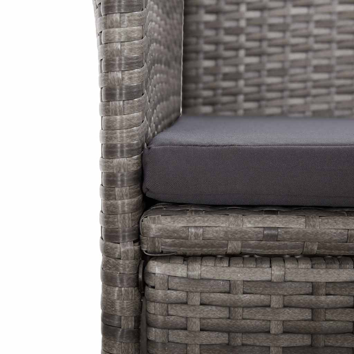 Sillón de ratán gris con cojín de asiento oscuro.