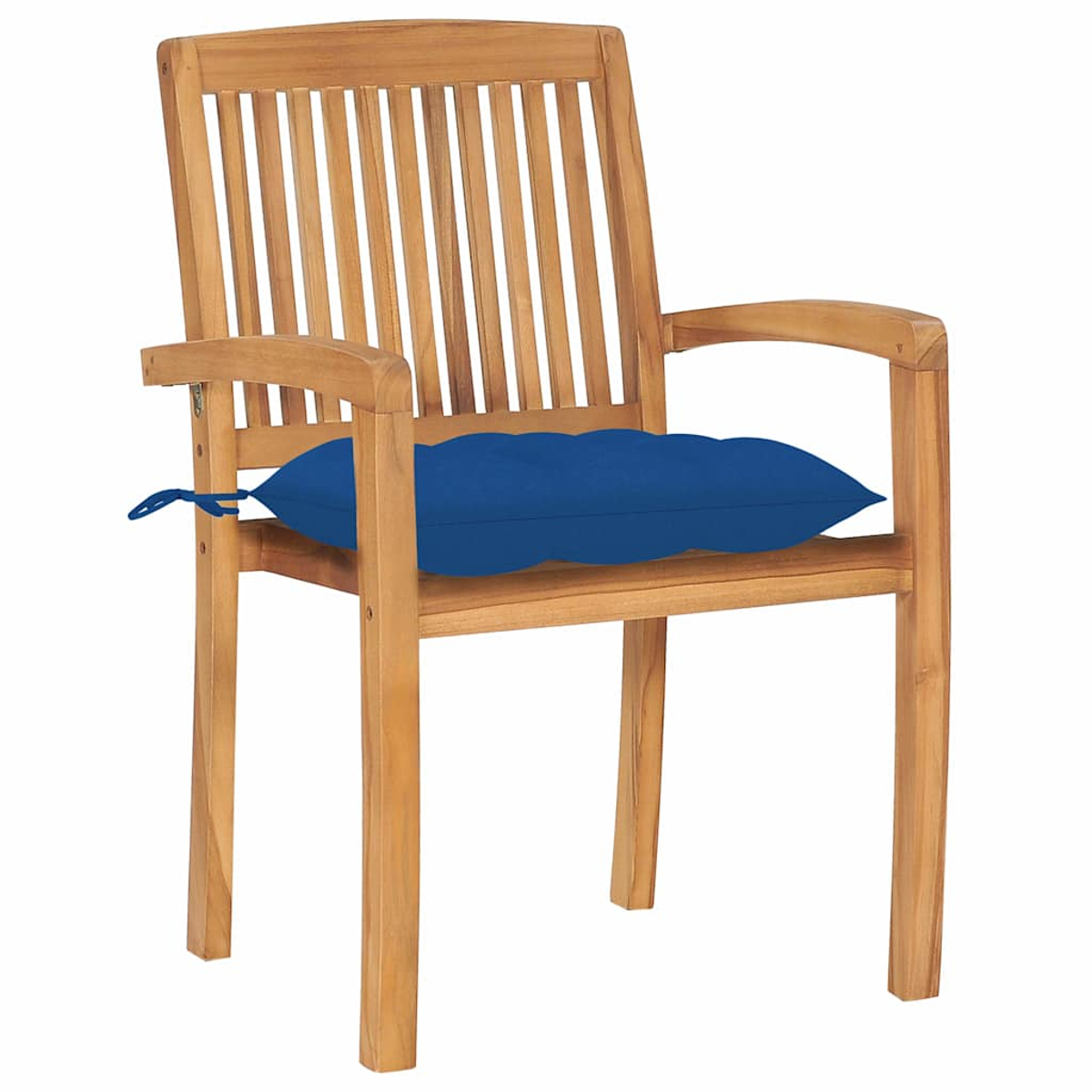Ein Holzsessell mit Lamellenrückenlehne und einem hellblauen Kissen auf weißem Hintergrund.
