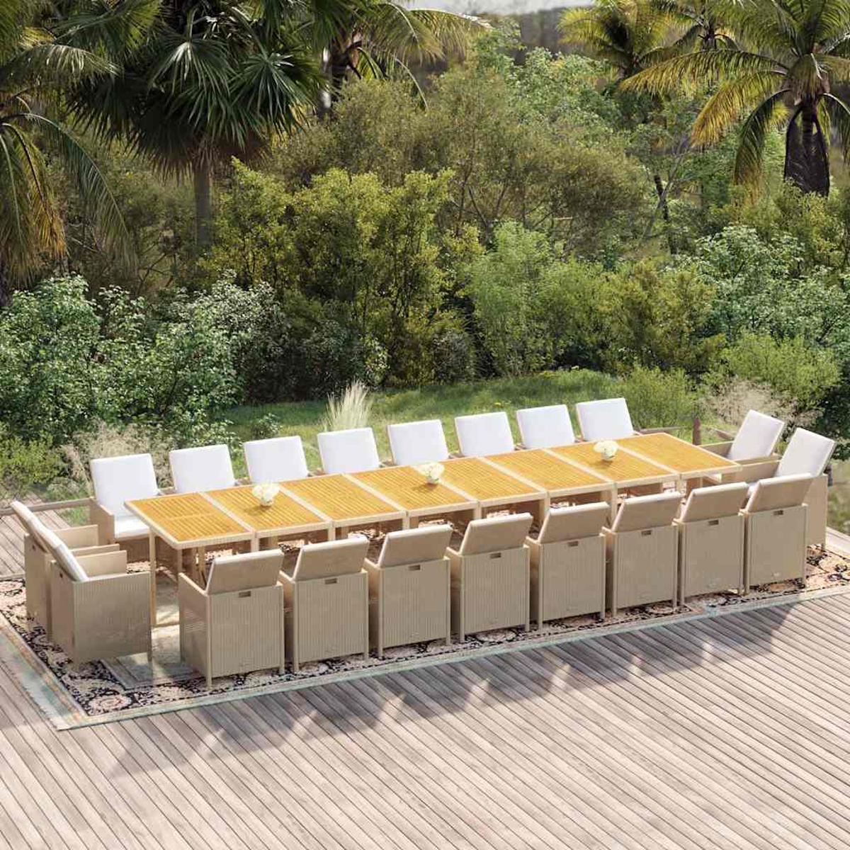 Largo mesa de mimbre con muchos sillones en una terraza de madera con fondo verde.