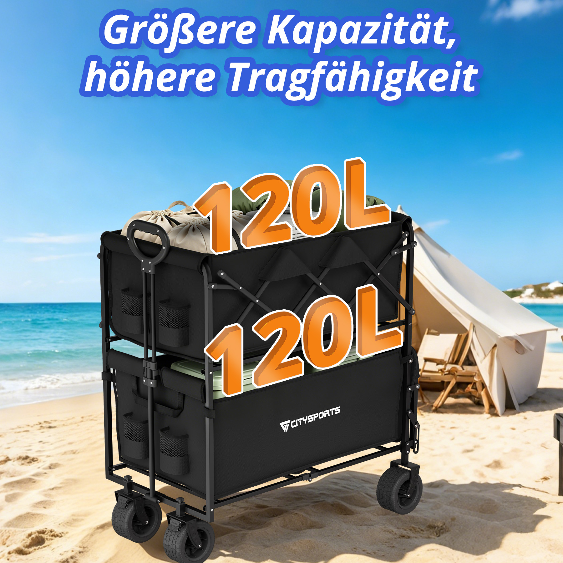 Ein doppelstöckiger schwarzer Bollerwagen gefüllt mit Gepäck steht am Sandstrand vor dem Meer mit Zelt im Hintergrund.