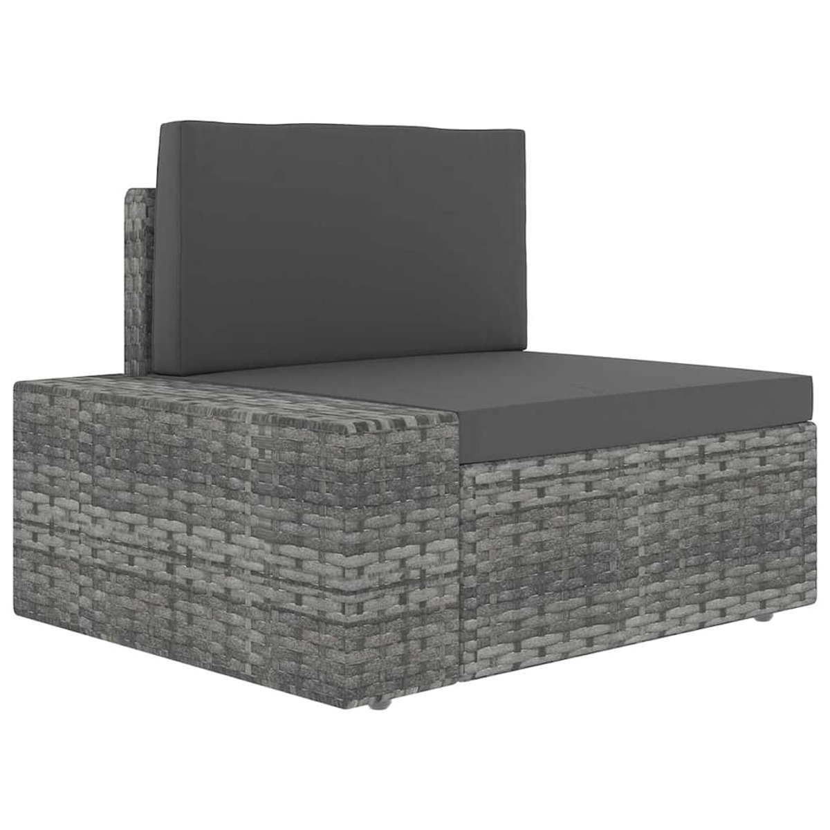 Graues Polyrattan-Garten-Mittelsofa mit dunkelgrauen Kissen vor weißem Hintergrund.
