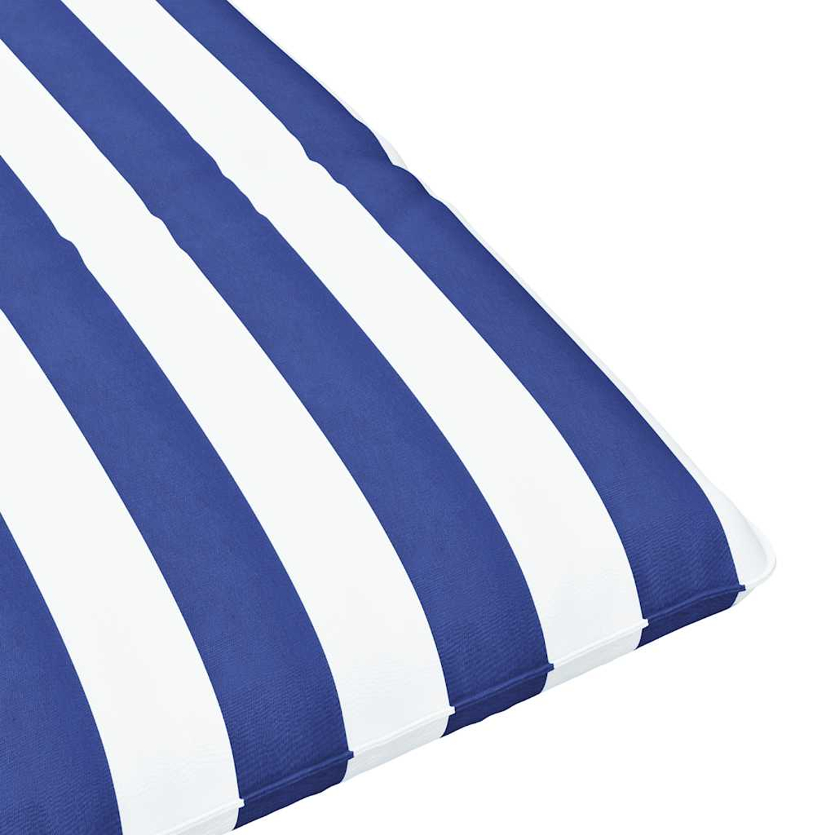 Primo piano di un cuscino a righe blu e bianche su sfondo bianco.