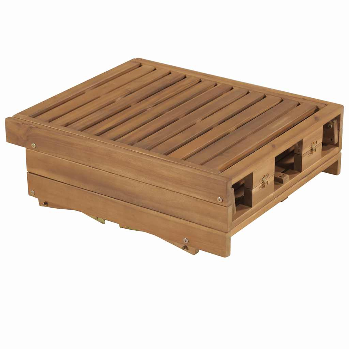 Ein zusammengeklappter brauner Gartentisch aus Holz vor weißem Hintergrund.