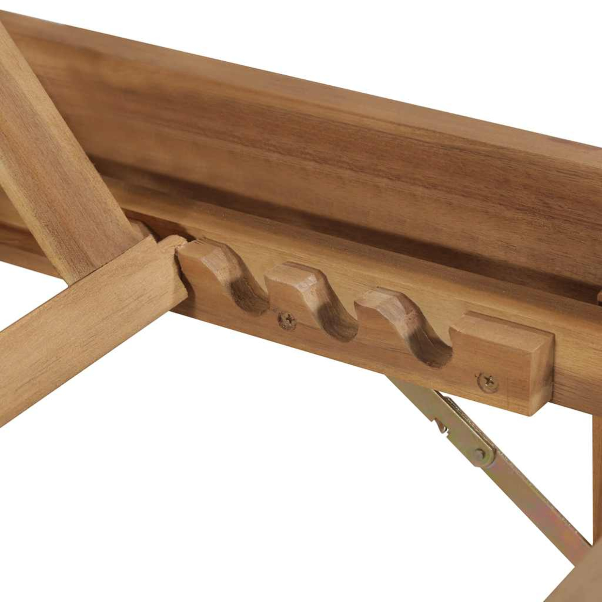 Nahaufnahme eines Holzliegens mit verstellbarem Rückenlehnenmechanismus und Einkerbungen.