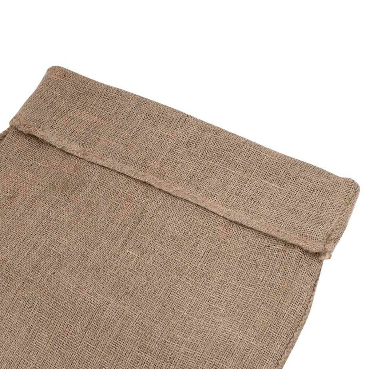 Ein brauner Jutesack mit gefaltetem Rand vor weißem Hintergrund.